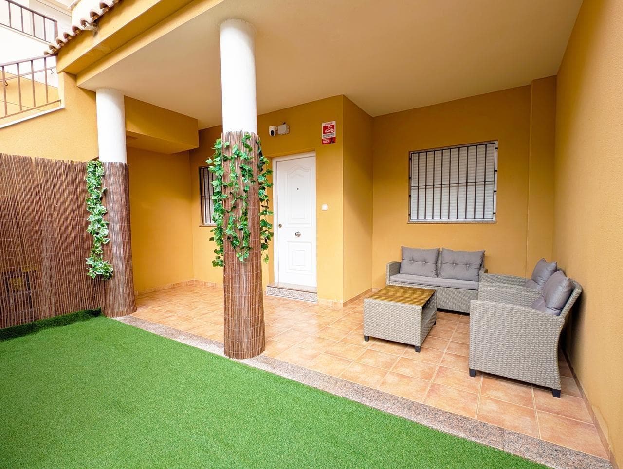 Descubre este encantador bungalow en planta baja, situado en la tranquila zona de Benejúzar.  Con un atractivo precio de venta de 128,000 euros, esta propiedad cuenta con una superficie construida de 67 m² y se encuentra en perfecto estado para entrar a vivir.  Dispone de dos amplias habitaciones dobles que ofrecen comodidad y funcionalidad. El baño completo está diseñado pensando en su practicidad.  Entre sus atractivos adicionales destacan una amplia terraza ideal para disfrutar del clima mediterráneo y un patio trasero privado que brinda espacio adicional al aire libre. La comunidad ofrece acceso a una refrescante piscina donde podrás relajarte durante los cálidos días estivales; además, el entorno es seguro gracias al sistema de videovigilancia instalado. Con servicios cercanos como autobuses accesibles y colegios próximos , todo lo necesario queda cubierto. Tras adquirirla recibirás el inmueble amueblado y completamente equipado así como climatización mediante aire acondicionado. Los amantes del confort encontrarán aquí su nuevo hogar. ¿Programamos su visita?
