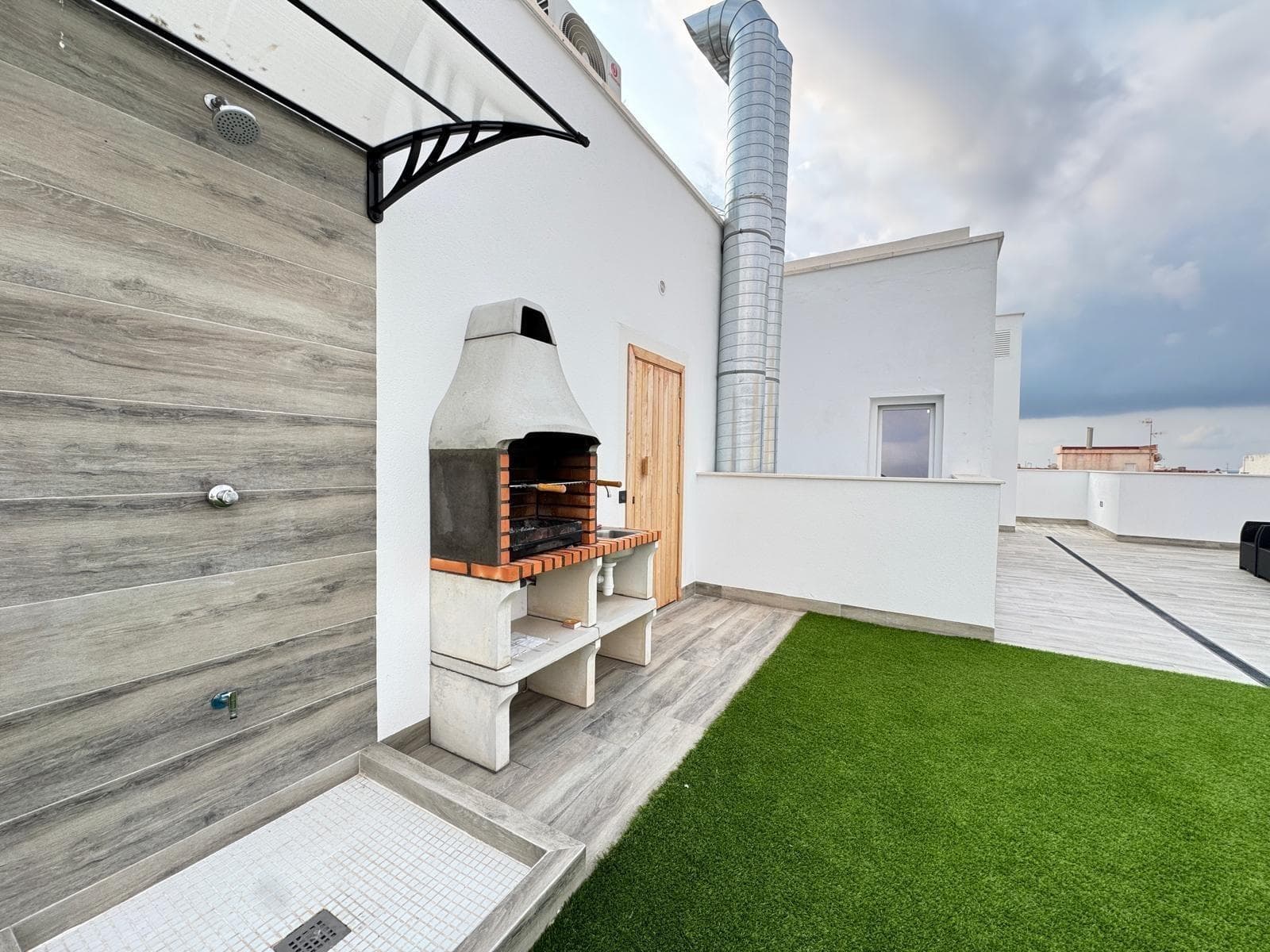 Discover this exclusive, brand-new two-bedroom apartment in the heart of Torrevieja. With a constructed area of ​​almost 85 m², this property is located just 900 meters from the sea, allowing you to enjoy the sun and the beach at any time. The property boasts a modern and functional design, offering two full bathrooms for added convenience. It also features an impressive solarium equipped with a barbecue, ideal for gatherings with family or friends while enjoying panoramic views. The apartment is entirely exterior-facing and includes easy access to buses and shopping centers, as well as nearby schools and hospitals, ensuring everything you need is within easy reach. Contact us for more information.