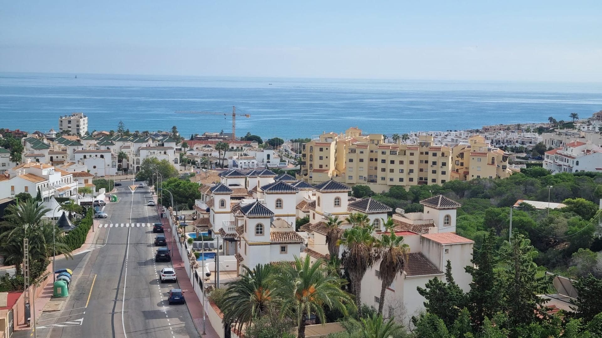 Descubre este encantador apartamento reformado en la deseable zona de Torreblanca, Torrevieja. Con una superficie construida de 60 m², esta propiedad cuenta con un dormitorio doble luminoso y un baño completo.  Su orientación sureste permite disfrutar del sol durante gran parte del día y ofrece vistas panorámicas al mar que harán las delicias de los amantes del paisaje costero.  La terraza de 6 m² es el lugar perfecto para relajarse mientras admiras el entorno natural que te rodea.  Situado a tan solo 900 metros de la playa, tendrás fácil acceso a todas las maravillas que ofrece la costa mediterránea. Este apartamento se encuentra en condiciones impecables y todo su espacio está diseñado como exterior lo cual proporciona una agradable sensación de amplitud e iluminación natural constante; ideal tanto para residir permanentemente o como inversión vacacional.