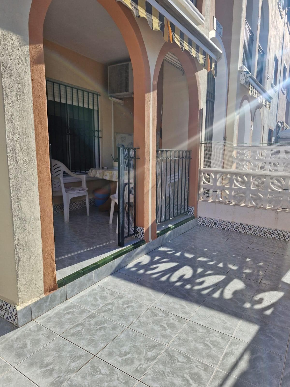 Este encantador bungalow en planta baja, ubicado en la prestigiosa Residencial El Paraíso de Torrevieja, es una oportunidad única para quienes buscan un hogar cerca del mar.  Con dos dormitorios dobles y un baño completo, esta propiedad ofrece comodidad y funcionalidad en su óptima superficie de construcción de 60 m².  La orientación suroeste permite disfrutar del sol durante gran parte del día desde la amplia terraza privada de 12 m², ideal para relajarse o compartir momentos con familiares y amigos al aire libre. Situado a tan solo 200 metros de Playa de los Naufragos, este inmueble no solo promete cercanía a la playa sino también acceso fácil a servicios locales como colegios e instalaciones deportivas dentro del mismo complejo residencial.  Su estado general es muy bueno lo que facilita una mudanza inmediata sin necesidad significativa de reformas.  No pierda esta magnífica ocasión para adquirir el refugio perfecto bajo el cálido sol mediterráneo.