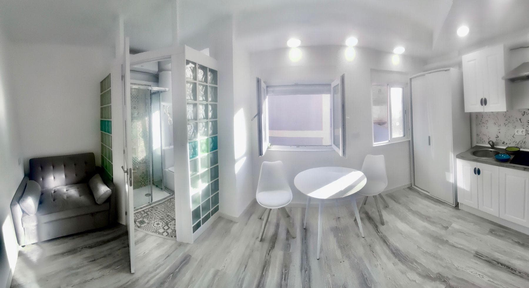 Our presentation is this charming apartment in a room, completely renovated, situated in the animated city of Orihuela. With a surface area of ​​40 m², it is well distinguished by its modern design and functionality that optimize its performance. The appartement disposes of a very spacious and luminous day thanks to its large windows that lie between the natural light all along the day. The main room is equipped with a double bed, offering comfort and relaxation after a long day; It also comprises a newly renovated bathroom hall with contemporary finishes. Ideally situated, the appartement is surrounded by all essential commodities, notated by schools and commercial centers to facilitate your daily courses. Common transport is also easily accessible thanks to a nearby bus stop, also facilitating your placements at the main points of interest in the city and its surroundings. Contactez-nous pour more d'informations.