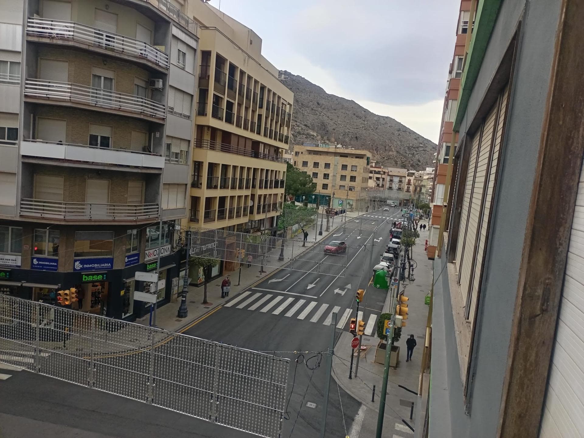 Discover this spacious and bright three-bedroom apartment located in the heart of Orihuela, an unbeatable area that combines comfort with easy access to numerous amenities. With a constructed area of ​​90 m², this property is in its original condition, offering you the perfect opportunity to personalize it to your taste. It features a full bathroom and boasts a private terrace where you can enjoy the fresh air. The apartment is entirely exterior-facing, flooded with natural light throughout the day thanks to its windows with unobstructed views. Furthermore, it is surrounded by excellent infrastructure: nearby buses facilitate getting around; shopping centers offer a variety of options for your daily needs; and accessible schools ensure convenient access to education for families with children. This property is not only ideal as a family home but also as an investment due to the tourist and cultural attractions that Orihuela offers. Contact us for more information.