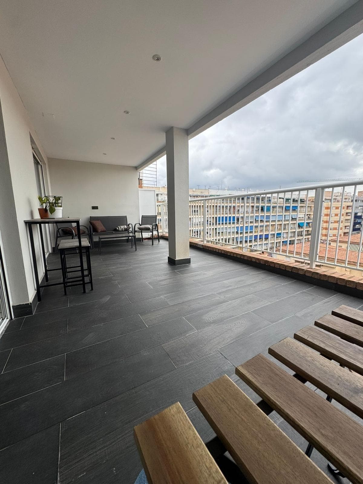 Discover this magnificent renovated penthouse in the heart of Orihuela City.  With a constructed area of ​​almost 95 m², this property stands out for its two large double bedrooms that offer a comfortable and bright space for daily life.  The completely renovated bathroom combines functionality with modern style, perfect to meet contemporary needs.  The jewel of the home is its charming private terrace where you can enjoy unobstructed views and moments outdoors. Located in a privileged area near city buses, shopping centers and recognized schools, you will have everything you need at your fingertips without giving up the tranquility of the residential environment.  This totally exterior apartment guarantees natural light throughout the day; Ideal as a first home or investment thanks to its excellent location. Don't miss the opportunity to live in one of the most sought-after places within Orihuela City; Contact us today to organize a visit.