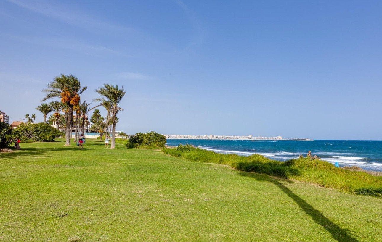 Discover this charming ground-floor apartment located in the sought-after La Veleta area of ​​Torrevieja. With an attractive price of just €104,000 and a constructed area of ​​50 m², this property offers comfort and proximity to the sea; it is located a mere 60 meters from the beautiful Mediterranean coastline. The property features a double bedroom, guaranteeing a restful night's sleep after enjoying the sun on the nearby beaches. Its south-facing orientation provides natural light throughout the day, and its excellent condition allows for immediate occupancy without the need for renovations. Additional attractions include a welcoming enclosed terrace, perfect for relaxing or enjoying pleasant moments with family and friends. In terms of local services and infrastructure, you'll be surrounded by a variety of options: nearby public transport with buses that make it easy to get around to other parts of the city; shopping centers where you can meet your daily needs; and schools suitable for established families. Furthermore, there are children's play areas perfect for young children within the community, which adds significant value whether you're looking for a permanent home or an investment, given the growing interest from both domestic and international visitors seeking tranquility by the sea.