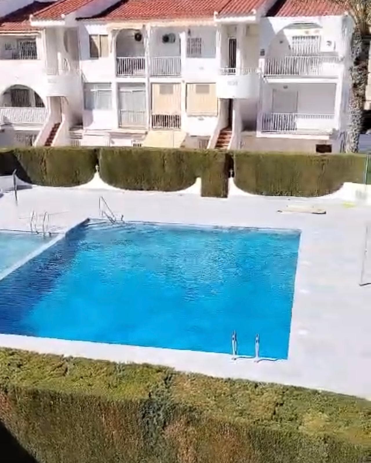 We present a charming apartment in the sought-after Cabo Cervera area of ​​Torrevieja. This property features two double bedrooms and a full bathroom, perfect for enjoying as a permanent residence or a holiday home. With a constructed area of ​​almost 60 m² and located just 500 meters from the Mediterranean Sea, it offers the ideal balance between comfort and a prime location. Furthermore, you can cool off during the hot summer days in its communal swimming pool surrounded by beautiful gardens. The property is in good condition and includes additional features that enhance your quality of life: access to a private residential complex with well-maintained common areas; proximity to buses that quickly connect to other key locations; as well as proximity to shopping centers and local schools. Shall we schedule a visit?