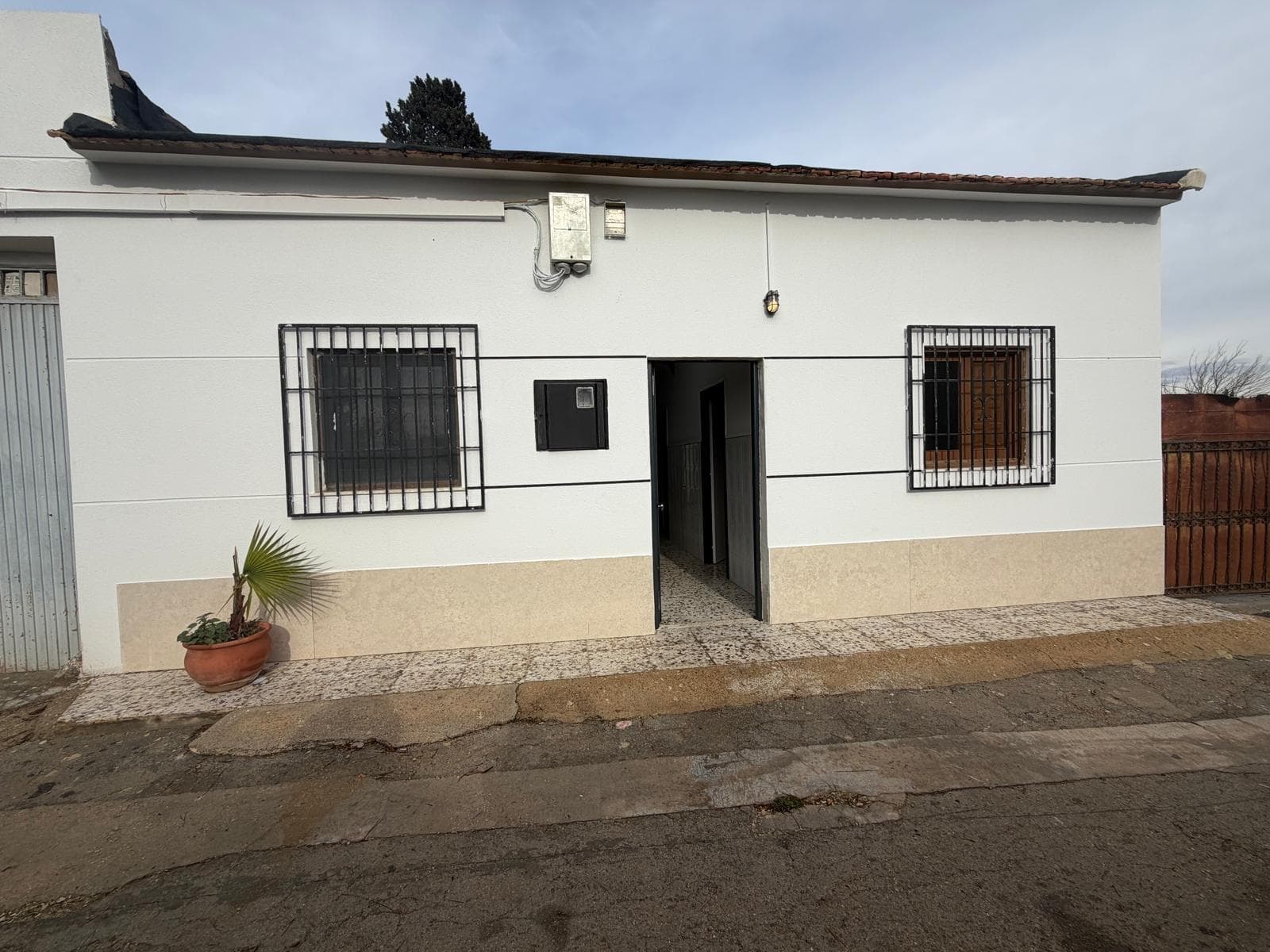 This exceptional property is located in the peaceful area of ​​San Bartolomé, Orihuela, and offers a spacious 5,500 m² plot with impressive building potential of up to 500 m², as it includes a two-story warehouse and an old house to be demolished. The renovated house boasts a modern layout of approximately 100 m² distributed across three double bedrooms and two full bathrooms, ideal for families seeking space and comfort. In addition to the charming outdoor setting surrounded by fruit trees that provide privacy and natural beauty, it also includes private parking, a storage room, and stunning views of the surrounding area. Designed with modern comfort in mind while preserving its traditional character, the property offers numerous possibilities for a contemporary villa with a swimming pool or even for adapting additional spaces. A campervan is also available, making it ideal as guest accommodation. Proximity to hospitals adds another important dimension to this attractive property.
