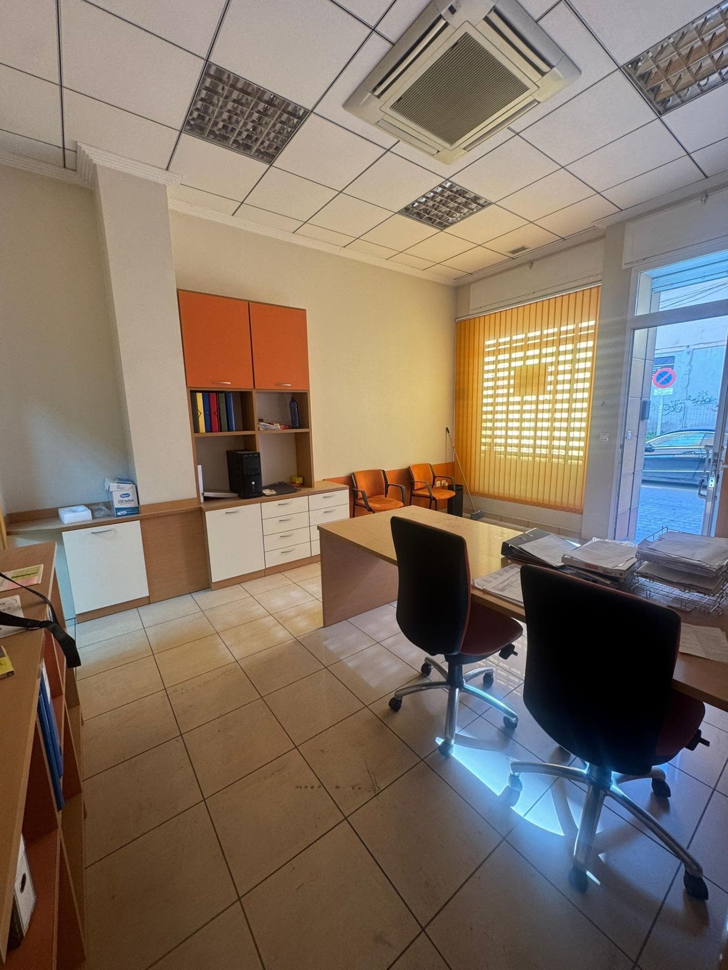 We present an excellent opportunity to acquire this fully equipped office, located in the heart of Bigastro. With a floor area of ​​65 m² and in very good condition, this property is ideal for professionals looking to establish their business or for those wishing to invest in real estate. The office features large windows that allow abundant natural light, creating a welcoming and productive environment. It also includes a full bathroom suitable for daily work needs. Its prime location in the city center provides immediate access to nearby schools and hospitals, offering a significant logistical advantage by placing essential services close to the workplace. Don't miss the opportunity to visit this versatile space where you can develop your projects without limitations.