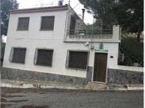 Откройте для себя этот исключительный курорт в горах Сьерра-де-Урчильо, расположенный в живописной сельской местности на обширном участке площадью 12 000 квадратных метров. В состав комплекса входит главный дом с тремя спальнями и тремя ванными комнатами, идеально подходящий для адаптации под ваши нужды или переоборудования в жилье для отдыха. Также имеется просторный ресторан площадью 250 м² с собственной террасой такого же размера, предлагающий множество возможностей, например, переоборудование в жилое помещение. Местоположение идеально: в окружении гор, с удобным подъездом и захватывающими видами на водохранилище Ла-Педрера. Дополнительные удобства включают конюшни и три квартиры для сдачи в аренду, что еще больше повышает потенциал доходности объекта. Не упустите эту уникальную возможность на рынке недвижимости, где природа, комфорт и инвестиции объединяются. Свяжитесь с нами для получения дополнительной информации.