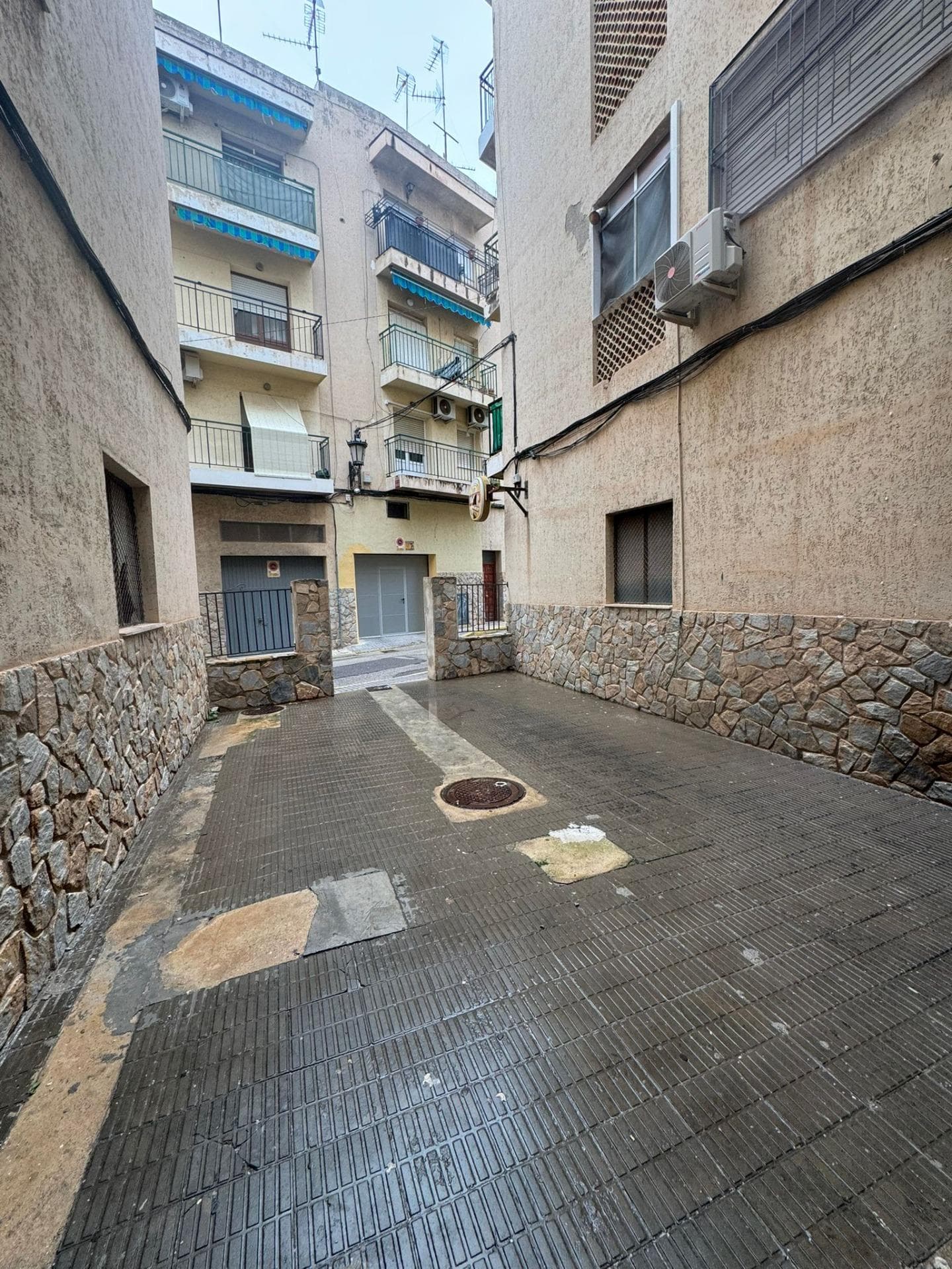 Descubre esta excelente oportunidad de inversión en pleno corazón de Orihuela. Este local comercial, situado en planta baja, cuenta con un cambio de uso aprobado a vivienda, lo que abre un abanico ilimitado de posibilidades para su transformación y desarrollo.  Con una superficie útil versátil ideal para reformas personalizadas, ofrece la posibilidad de crear hasta dos habitaciones dobles y un baño completo.  Su ubicación estratégica te brinda acceso inmediato a autobuses cercanos, centros comerciales y colegios.  Aprovecha este inmueble como el proyecto perfecto para tu nuevo hogar o como fuente potencialmente rentable; no solo disfrutarás del encanto urbano sino también contarás con todas las comodidades al alcance.