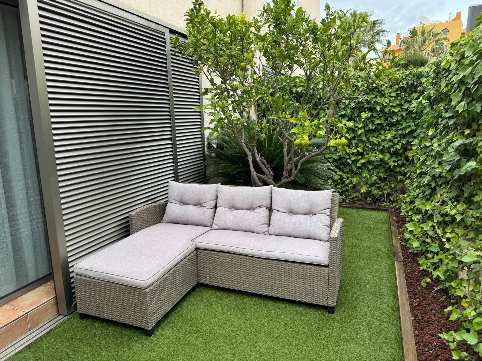 Откройте для себя эту очаровательную виллу на две семьи, расположенную в престижном районе Пунта Прима в Торревьехе. Эта вилла площадью 107 м² с южной ориентацией находится всего в 400 метрах от моря. В отличном состоянии и готовая к заселению, она располагает тремя просторными спальнями с двуспальными кроватями и тремя ванными комнатами, обеспечивая комфорт и уединение для всей семьи. Комплекс предлагает доступ к освежающему общему бассейну, окруженному ландшафтными садами, что обеспечивает расслабляющую атмосферу в теплое время года. Кроме того, поблизости находятся многочисленные объекты инфраструктуры, такие как торговые центры, школы и автобусные остановки, что значительно упростит вашу повседневную жизнь. Дополнительные особенности включают в себя бронированную дверь; террасу и сад, идеально подходящие для наслаждения средиземноморским климатом; а также все внешние помещения, обеспечивающие обилие естественного света и создающие уютные и светлые пространства. Хотите запланировать просмотр? Свяжитесь с нами для получения дополнительной информации.