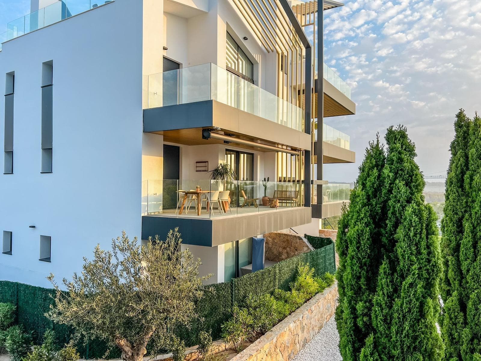 Located in the prestigious Las Colinas Golf & Country Club, this exceptional luxury apartment offers a perfect fusion of Mediterranean elegance and contemporary Scandinavian design. With two spacious bedrooms and two en-suite bathrooms, this property has been designed for those seeking comfort and sophistication. The open-plan kitchen is fully equipped with high-end appliances, while the living room connects to an expansive south/southwest-facing terrace, ideal for enjoying the warm climate year-round. The Mandarino complex provides access to premium amenities such as an infinity pool with breathtaking views, meticulously landscaped gardens, and 24-hour security. Furthermore, its location ensures tranquility along with easy access to beaches and essential services within one of Spain's finest golf resorts. Shall we schedule a visit?