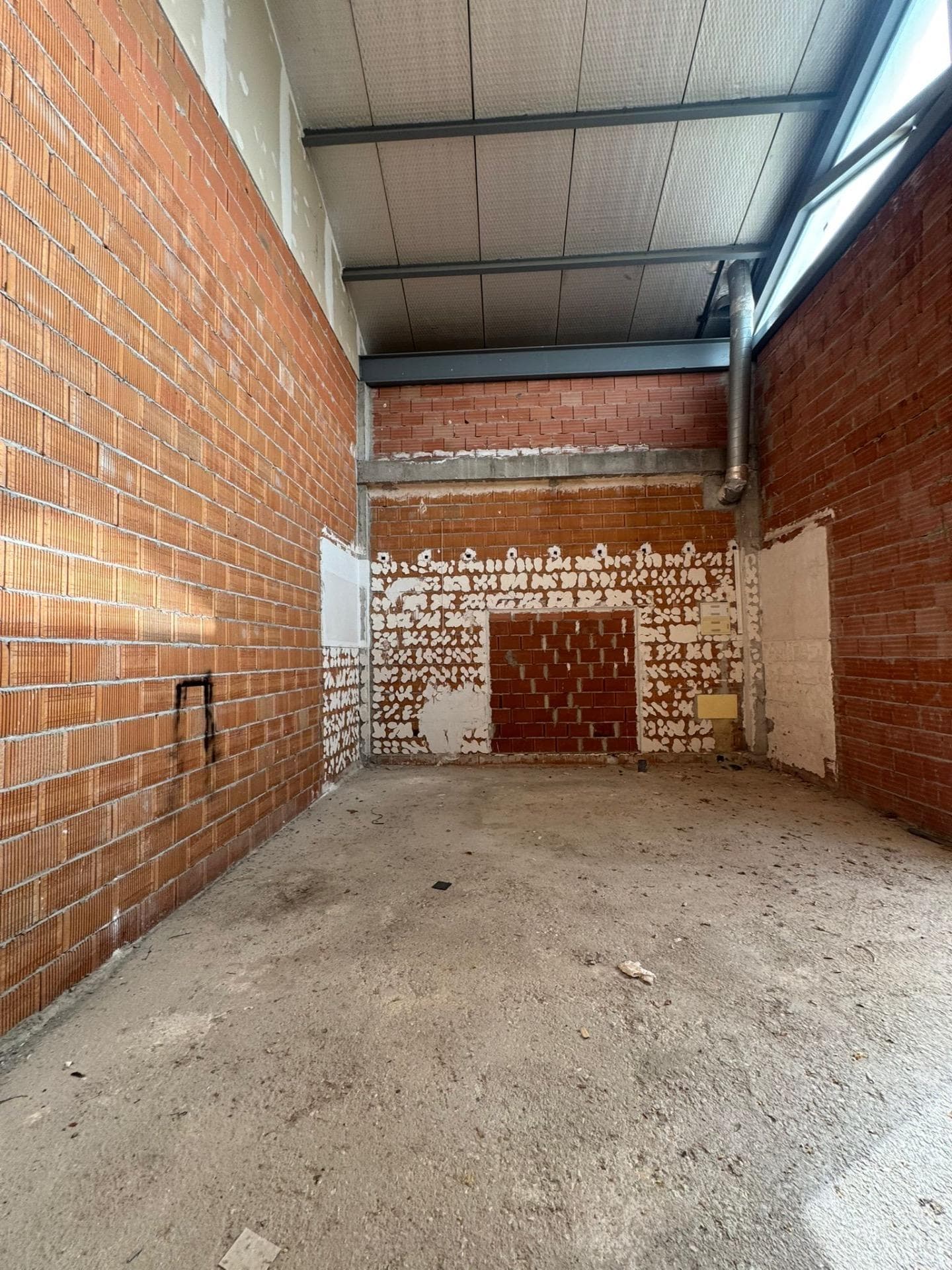 A unique opportunity to acquire a commercial space in the prestigious La Finca Golf Resort, located in Algorfa. With a floor area of ​​60 m², this space offers numerous possibilities for developing your business. Ideally oriented to the east, it guarantees abundant natural light and a comfortable environment throughout the day. Furthermore, it is surrounded by excellent amenities such as nearby bus stops and shopping centers, facilitating access for both residents and visitors. This property is perfect for entrepreneurs looking to establish themselves in an area with high tourist and residential demand. Don't miss the opportunity to invest in this promising location.