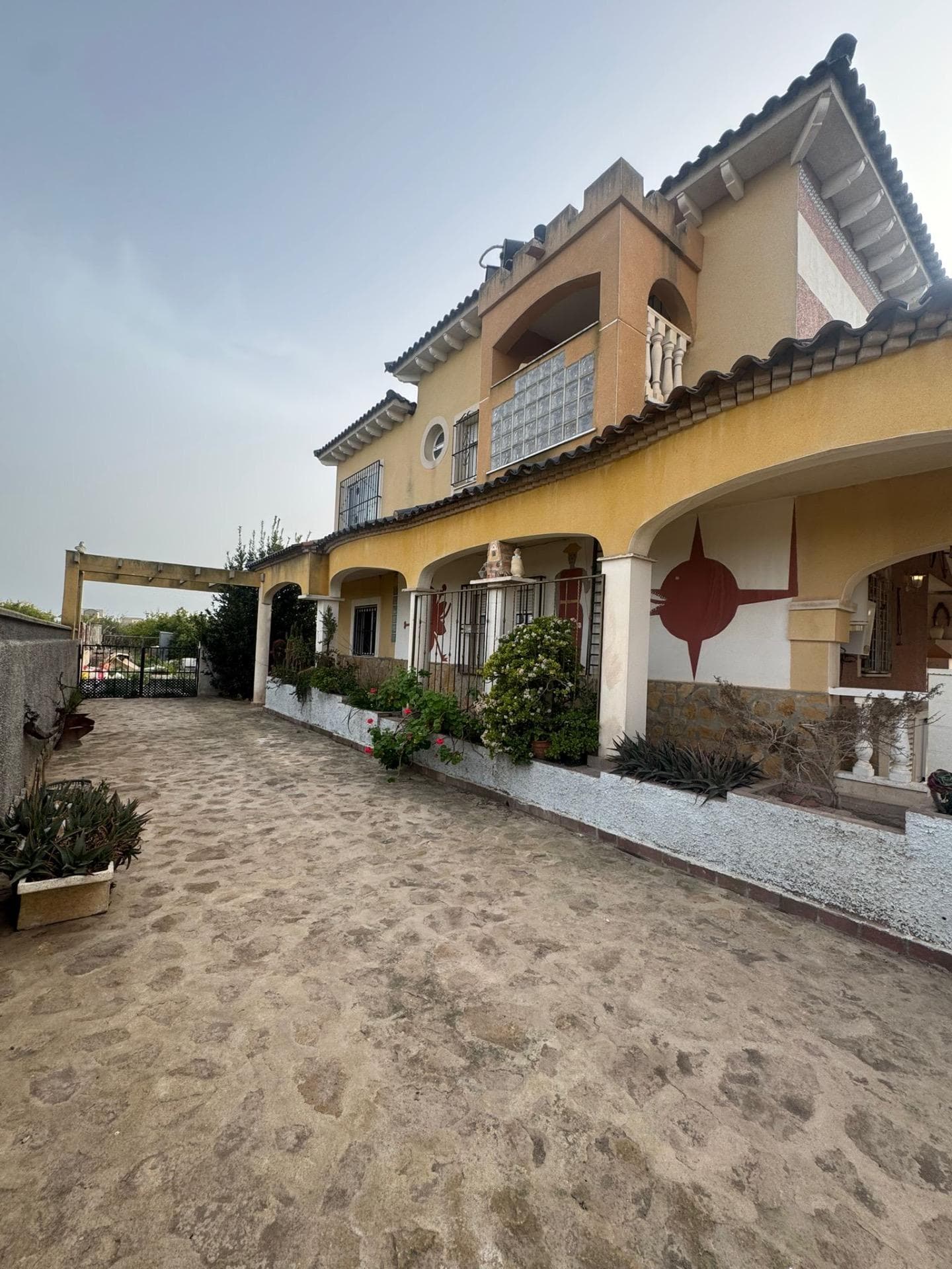 Discover this exceptional detached villa located in the tranquil area of ​​La Campaneta, Orihuela. With a generous 250 m² of living space and situated on a spacious plot of approximately 6200 m², it offers an ideal setting to enjoy the comfort and privacy you seek. This home features five large double bedrooms and three full bathrooms, providing ample space for both large families and those looking for extra room. While it requires some renovation, the potential is enormous: imagine personalizing every corner to your taste while enjoying panoramic views from your private terrace or relaxing by the exclusive swimming pool surrounded by meticulously maintained, fenced gardens. It also includes an additional storage room, perfect for extra storage. Located in a peaceful setting yet close to essential services and local attractions, this property represents not only a residential investment but also a serene lifestyle in one of the most desirable areas. Shall we schedule a viewing?