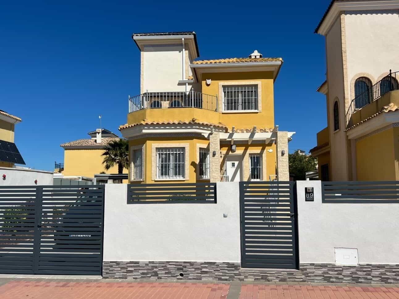 We present this magnificent detached villa located in the peaceful area of ​​Lo Crispín, Algorfa. With an attractive price of €320,000 and a constructed area of ​​120 m² on a spacious 312 m² plot, this property is ideal for enjoying the Mediterranean lifestyle. The villa features three double bedrooms, perfect for families or as additional space for guests. It also has two full bathrooms, adding convenience to your daily life. The overall condition is impeccable; it is ready to move into without the need for any further renovations. Among its most outstanding features is the private swimming pool where you can relax during warm summer days. The terrace offers pleasant views that complement this tranquil setting while you enjoy the outdoors with family or friends. Located in a well-established residential area with all necessary amenities nearby—restaurants, shops, and recreational areas—it is even more appealing.