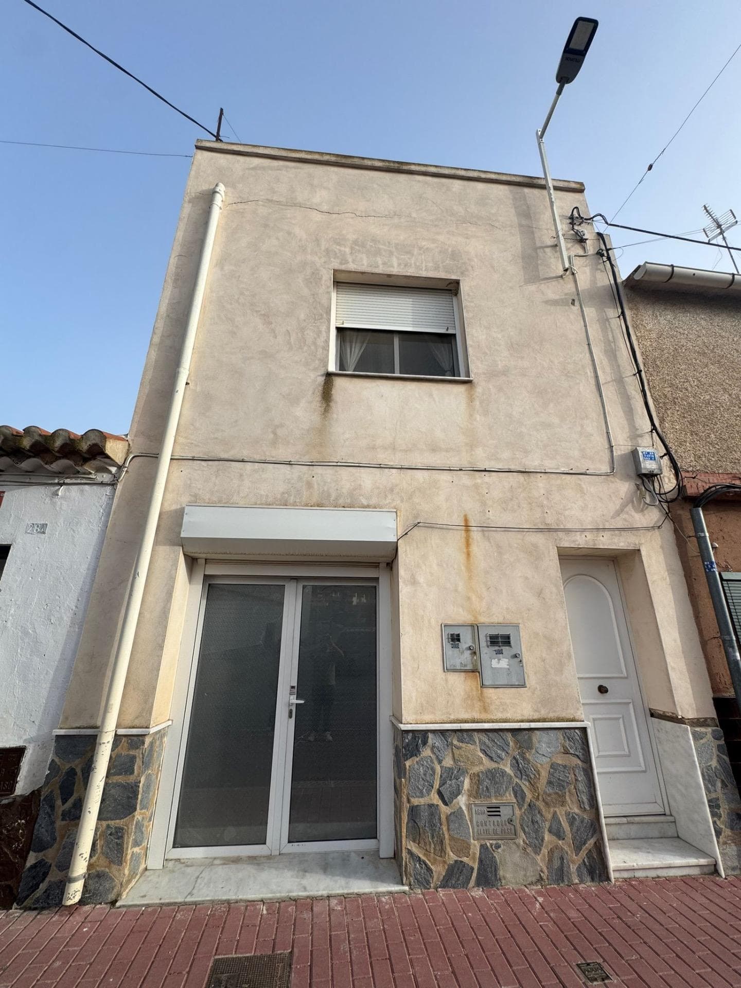 Discover this magnificent townhouse in Hondón de los Frailes, Alicante. With a spacious 170 m² of living area, this property boasts four double bedrooms, ideal for families seeking space and comfort. The house is in its original condition, offering the perfect opportunity to personalize it to your tastes and needs. Enjoy year-round sunshine thanks to its exclusive private solarium, perfect for relaxing or hosting outdoor gatherings. It also features three full bathrooms and numerous extras, including a private terrace, a storage room for additional storage, and convenient access to bus lines connecting to nearby towns. Its strategic location is also close to schools, making it ideal for families with school-aged children. Don't miss this opportunity to become a homeowner for just €89,000; an excellent investment, whether as a primary residence or a holiday home.