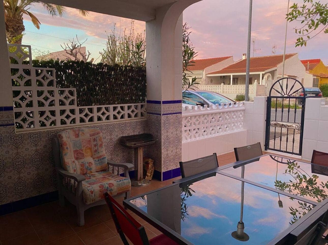 Discover this charming house located in the quiet and sought-after area of ​​La Siesta - El Salado - Torreta in Torrevieja. With an attractive price of €148,000, this property offers a constructed area of ​​50 m² with two double bedrooms, perfect for enjoying the rest and comfort you deserve. It is in excellent condition, ready to move into. It also features a full bathroom and numerous extras: private parking for your convenience; spacious communal areas, including a swimming pool ideal for hot days. A magnificent outdoor terrace allows you to relax outdoors while enjoying the Mediterranean sun. All of this is located within a well-maintained residential complex close to shopping centers and schools, providing easy access to all necessary services without sacrificing the peace and quiet of residential living.