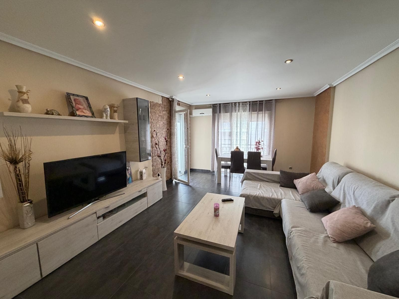 This magnificent apartment is located in the heart of Beniel, an ideal place to enjoy the comfort and tranquility this town offers. With a constructed area of ​​130 m², this property features three spacious double bedrooms, perfect for families or those seeking extra space. It also boasts two modern, fully equipped bathrooms, ready for use. The property stands out for its large terrace where you can relax outdoors or share special moments with friends and family. The apartment is in perfect condition; it's move-in ready without the need for any renovations or additional adaptations. Being all exterior-facing, it enjoys abundant natural light throughout the day, creating a welcoming and bright atmosphere. Strategically located near the town center, you'll find yourself surrounded by various amenities, such as nearby buses that facilitate your travel to other areas, as well as a variety of shopping centers for your daily needs. There are also schools nearby, guaranteeing accessible educational options. If you're looking for quality of life combined with comfort, this apartment is the perfect choice! Don't miss this unique opportunity; contact us today!