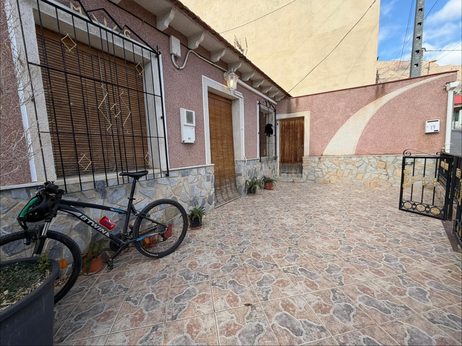Discover this charming townhouse located in the peaceful Raiguero de Bonanza area of ​​Orihuela. With an attractive price of €78,000 and a total built area of ​​187 m², this property is ideal for families seeking comfort and space. The property features three bright and well-distributed double bedrooms, offering the perfect place to relax or work from home. It also has a fully equipped bathroom ready for use. This home is in good condition and ready to move into, facilitating immediate purchase without the need for any additional renovations. Outside, a spacious terrace stands out, perfect for enjoying the Mediterranean climate, as well as a welcoming patio ideal for hosting family gatherings outdoors. If you're looking for family stability and comfort, don't hesitate! Contact us today!