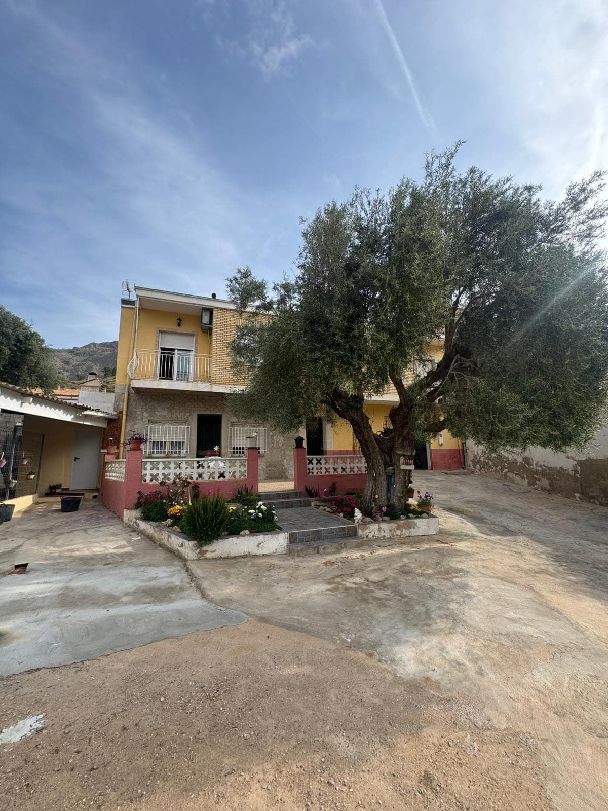 Discover this exceptional complex of properties located in the city of Orihuela, on a generous plot of over 624 m². This attractive property includes three independent houses, each with three spacious bedrooms and a full bathroom. The properties feature functional kitchens and inviting terraces, ideal for enjoying the Mediterranean climate. With a total built area of ​​approximately 350 m², this property is offered at a very competitive price of €255,000. The current condition is original, providing numerous possibilities for adapting the homes to your personal taste or family needs. Thanks to their exterior orientation, all rooms enjoy natural light throughout the day and impressive views of the surrounding area. Contact us for more information.