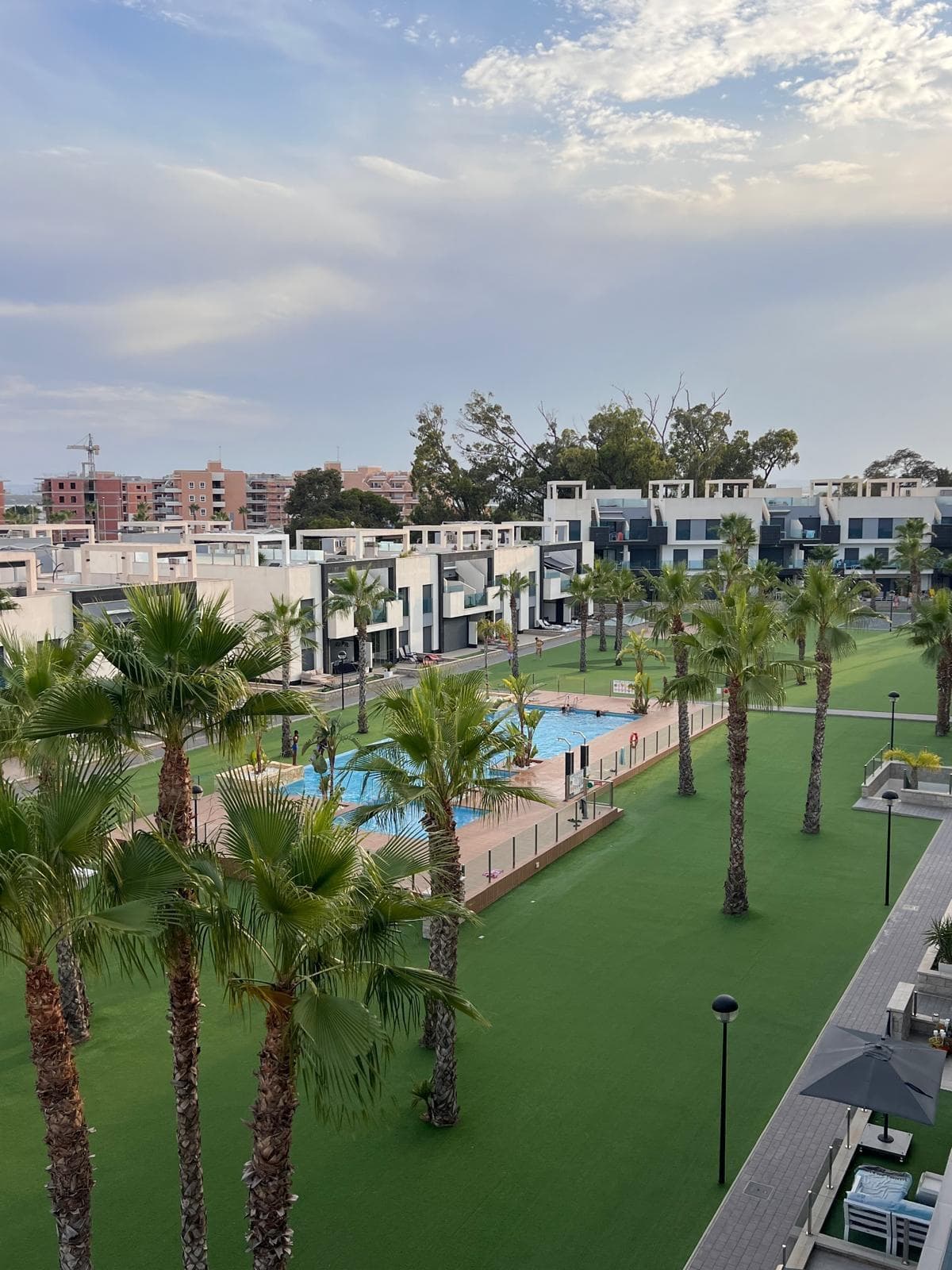 Discover this exclusive two-bedroom penthouse in the sought-after El Raso area of ​​Guardamar del Segura. With an attractive price of €295,000 and a constructed area of ​​88 m², this property is perfect for those seeking comfort and style. Enjoy its impressive 68 m² private solarium where you can relax while taking in the views. The property is in perfect move-in condition and includes extras such as parking, a storage room, and access to a magnificent communal swimming pool with sauna, jacuzzi, and children's playground for family enjoyment. It also benefits from all nearby amenities: accessible bus stops and schools close by; a unique opportunity you can't miss!