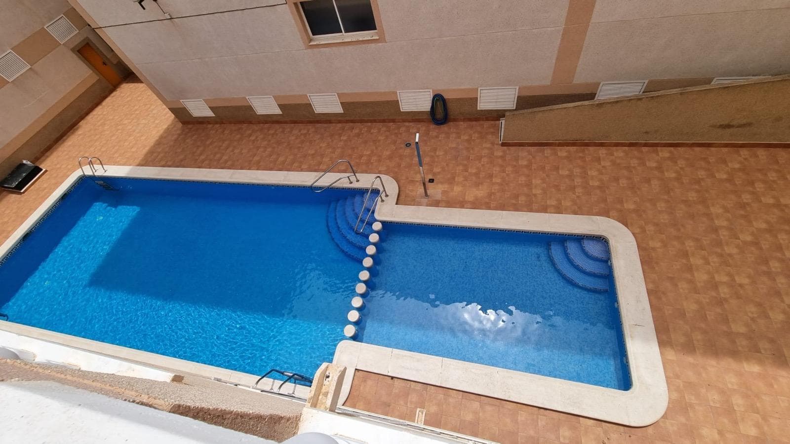 Discover this charming apartment in the El Molino area of ​​Torrevieja. With a constructed area of ​​58 m² and a north-facing orientation, this property is in good condition and ideal for enjoying the Mediterranean climate. It features two comfortable double bedrooms that offer a cozy space for relaxation. The additional 4 m² terrace allows you to unwind outdoors, while the communal swimming pool provides refreshing moments during the summer. Furthermore, its prime location just 700 meters from the sea guarantees quick access to the beautiful beaches of Torrevieja. In the surrounding area, you'll find various amenities such as nearby buses, shopping centers, and schools, adding convenience to your daily life. Don't miss this unique opportunity to acquire a perfect home, whether as a permanent residence or a holiday investment.
