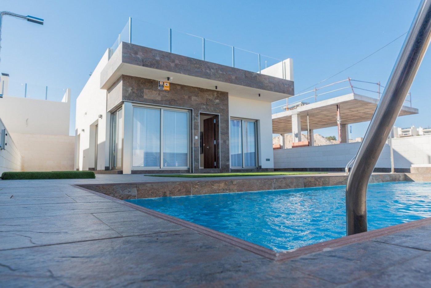 VILLA CONTEMPORANEA JUNTO A CAMPO DE GOLF&#13;&#13; Villa contemporáneas ubicada junto al exclusivo campo de golf de Villamartí­n, orientada al Sureste.&#13;&#13; Consta de 3 dormitorios dobles (todos con armarios empotrados), 3 baños (uno en suite) , cocina integrada moderna totalmente equipada (con barra de desayuno), amplio salón / comedor abierto que conduce a un jardí­n cerrado con piscina privada y zona de parking, y un amplio solarium en la azotea.&#13;&#13; Cerca de las encantadoras playas, calas y puertos deportivos de Cabo Roig y Campoamor, cerca de 3 diferentes campos de golf. También los servicios de una gran variedad de bares y restaurantes, entretenimiento en vivo y centros comerciales como La Zenia Boulevard y Los Dolces. Y los beneficios de las buenas conexiones por carretera y Aeropuertos Alicante y Aeropuertos Internacionales de Murcia.&#13;