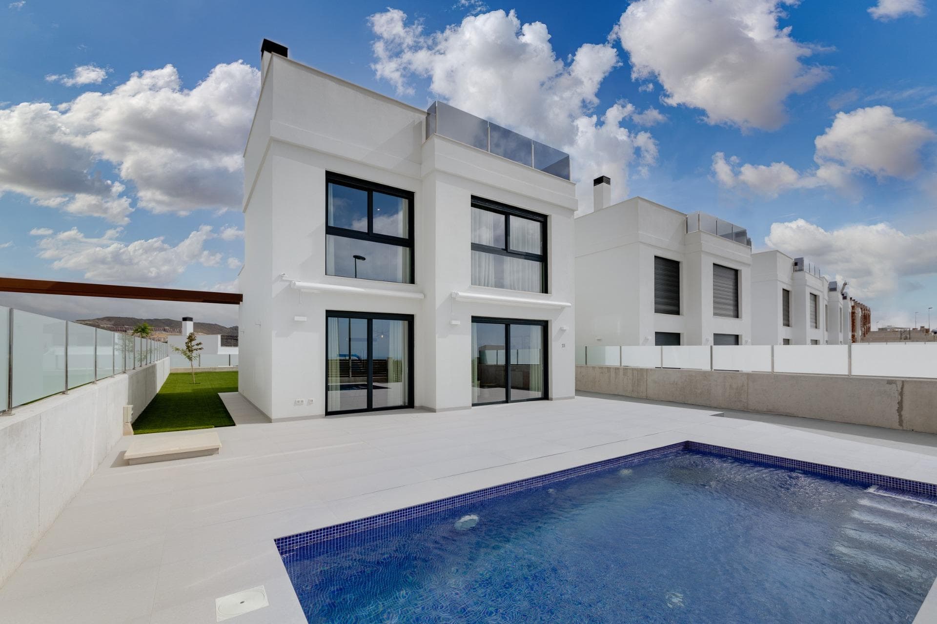 Promoción de villas de obra nueva independientes, con piscina privada y acabados modernos.

Las viviendas constan de 2 plantas y también se tiene acceso al solárium con estupendas vistas al mar. En amplias parcelas de alrededor de 550 m2. Su emplazamiento elevado brinda unas estupendas vistas abiertas a las montañas, a la ciudad de Alicante y al mar.

Estratégicamente situadas a 1 km del campo de golf Bonalba, a 3.5 km de las playas de San Juan y Muchavista, a 9 km de la ciudad de Alicante y a 20 km del aeropuerto internacional de Alicante.

Disfrute de una temperatura media anual de 20ºC y 300 días de sol al año en un entorno con rica gastronomía y gran oferta de ocio.
