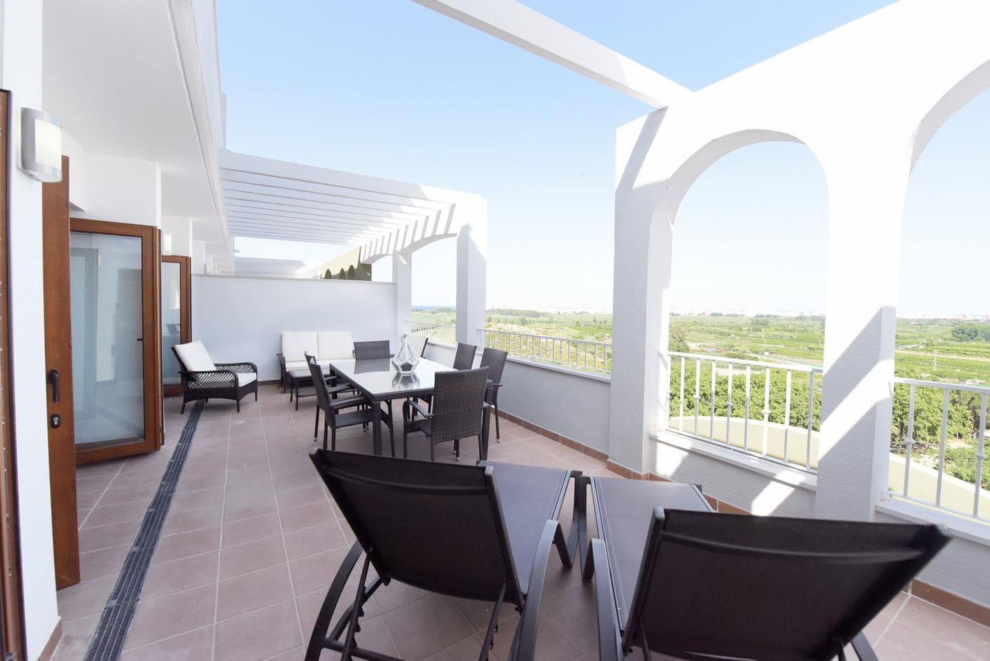 FLAT WITH BEAUTIFUL VIEWS

 1 bedroom flat, with garage and lift to the flat, storage room and white goods included (equipped with electric hob, electric oven, extractor hood, sink and electric boiler) in the price.

 Large terraces from where you can enjoy views of the natural park, orange groves, mountains and the sea. 

 The residential has a social club, communal swimming pool, gymnasium, paddle tennis courts, sports facilities and outdoor fitness.