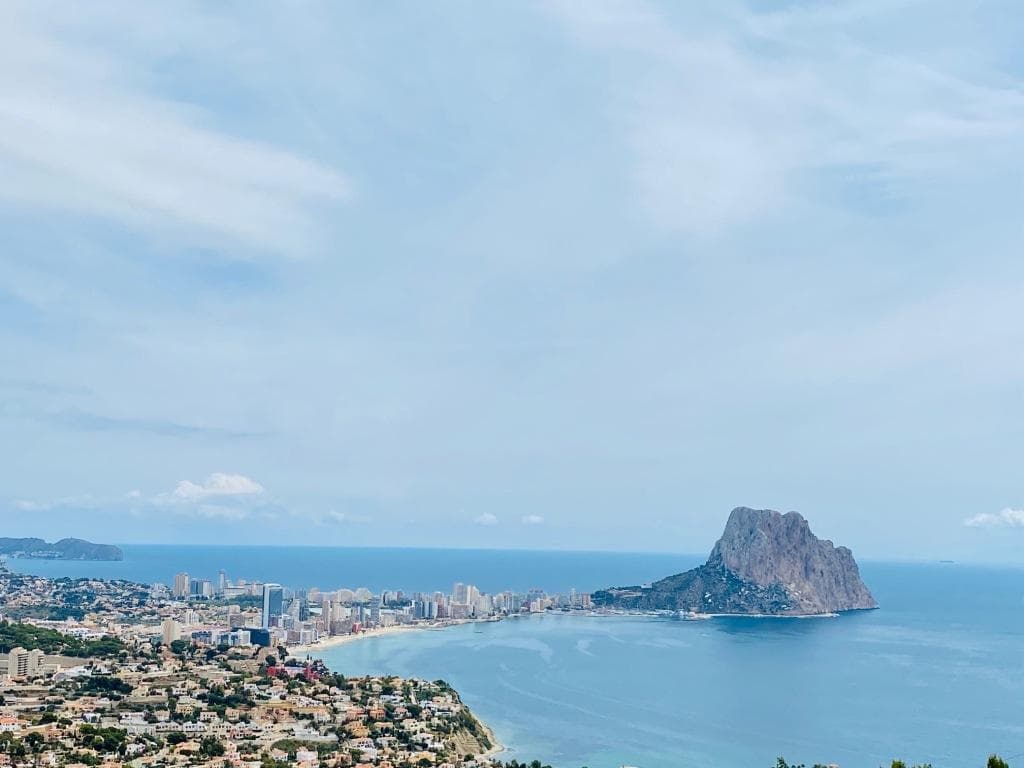 VILLA EXCLUSIVA CON VISTAS ESPECTACULARES

 Villa de obra nueva en Calpe con excelentes vistas al Mar, Peñón, y a la bahia de Calpe. 

 Villa high tech y con excelentes materiales de construcción de alto standing. 

 La Vivienda está construida en 3 niveles, conectados por un ascensor interior. 

 La vivienda dispone de domótica, zona BBQ, zona de Chillout, Calefacción por suelo radiante, Jardín de diseño, piscina infinity.

 Situada en la urbanización Maryvilla de Calpe, a corta distancia de la playa y todos los servicios necesarios.