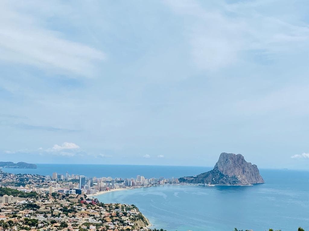 EKSKLUSIV VILLA MED SPEKTAKULÆR UTSIKT

 Nybyggingsvilla i Calpe med flott utsikt over havet, Peñón og Calpe-bukten.

 Høyteknologisk villa med utmerkede høytstående konstruksjonsmaterialer.

 Huset er bygget på 3 nivåer, forbundet med en innvendig heis.

 Huset har hjemmeautomatisering, grillplass, Chillout-område, gulvvarme, designhage, evighetsbasseng.

 Ligger i Maryvilla de Calpe-urbaniseringen, i kort avstand fra stranden og alle nødvendige tjenester.