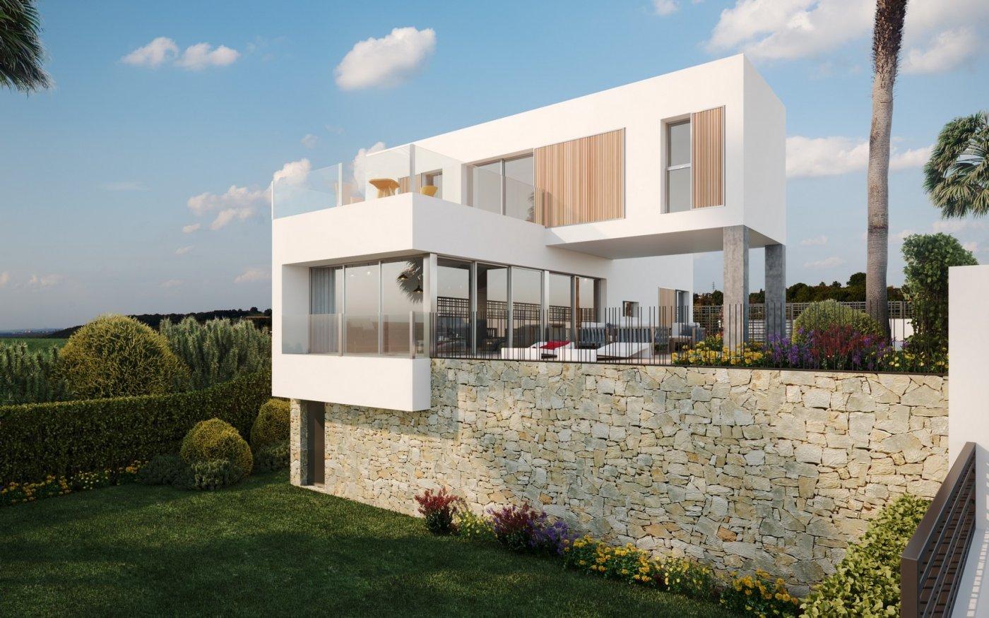 MODERN DESIGN VILLA MED GOLFUTSIKT

 Designvilla på et av de mest eksklusive stedene på Costa Blanca. Med spektakulær utsikt over Finca golfresort, tar dette moderne huset med middelhavspreg med 4 soverom og 3 bad deg til et privilegert hjørne hvor du kan nyte det gode været i dets mer enn 150 kvadratmeter og kjelleren på mer enn 80m2.

 Det skiller seg ut for bruken av de beste kvalitetene samt en stor hage som lar oss nyte absolutt privatliv og et drømmeaktig privat basseng som vil gjøre hvert øyeblikk til et uforglemmelig minne.

 Ligger på golfbanen La Finca i Algorfa, 20 minutter fra de fantastiske strendene i Guardamar.