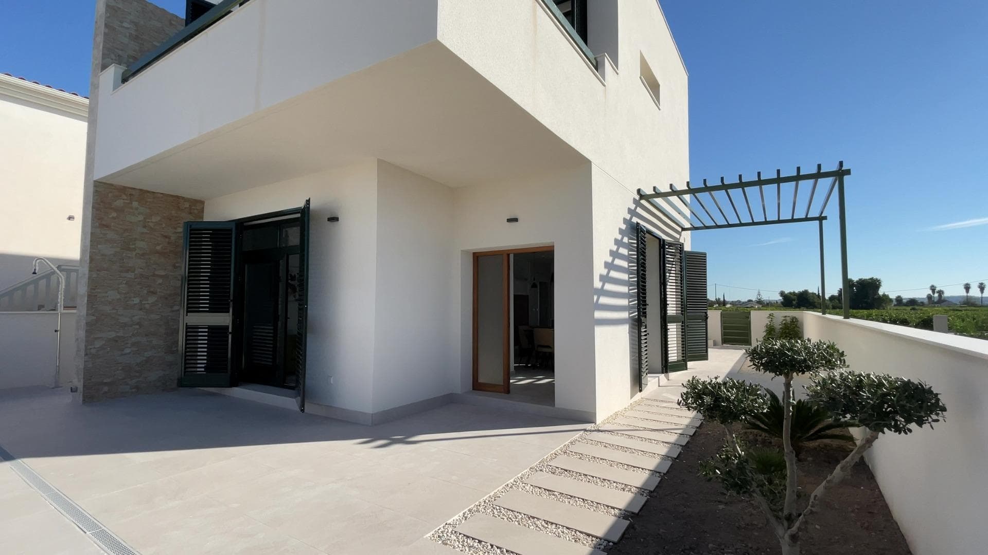 VILLA DE EXCELENTE UBICACION COSTA Y GOLF

 Villa independiente y semi adosada en el típico pueblo español de Daya Nueva.

 Salón/comedor con chimenea y cocina abierta, 3 dormitorios y 3 baños, varias terrazas, piscina privada y piscina comunitaria.

 Daya Nueva es la combinación perfecta entre un estilo de vida rural relajante y confortable y las vibrantes zonas costeras de la Costa Blanca.

 Cerca de todos los servicios, estas villas se construyen en un tí­pico pueblo español de la Vega Baja, al sur de Alicante, ofreciendo sol y tranquilidad durante todo el año. Con su fácil acceso a la A37 que conecta Alicante con Cartagena y su proximidad a todos los pueblos costeros, Daya Nueva se ha convertido en un lugar de residencia perfecto tanto para disfrutar de sus vacaciones como para vivir en él. 

 Distancia a la playa 13 km, distancia al aeropuerto 40 km, distancia al golf 8 km.