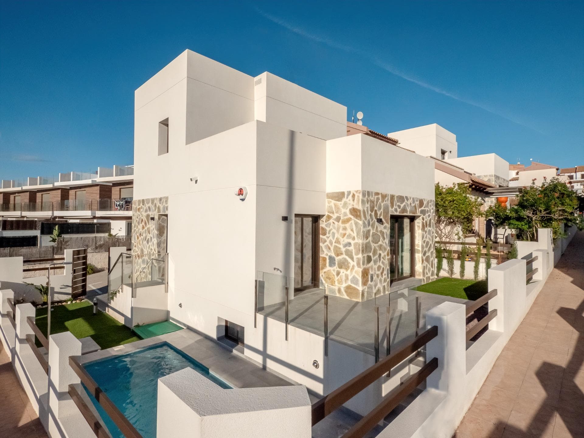 NUEVAS VILLAS PAREADAS E INDEPENDIENTES EN ORIHUELA COSTA !!!&#13;&#13; El sol es quizás nuestra especificación de construcción más representativa a lo largo de nuestra historia. Sun nos conecta con las antiguas culturas mediterráneas y la tradición de la construcción combinada con la arquitectura moderna para crear casas con encanto, lo que refleja nuestro compromiso y esfuerzo por ofrecerle lo mejor en espacio y tendencias de diseño.&#13;&#13; Se trata de un residencial NUEVO compuesto por 25 villas en dos niveles con diferentes modelos disponibles: adosado, adosado de 2 o 3 dormitorios y 2 baños, jardines privados con zona comunitaria con piscina comunitaria.&#13;&#13; La piscina privada y el espacio de estacionamiento es una opción en algunas propiedades. El proyecto se lanza en diferente ejecución.&#13; fases, lanzamiento de 9 villas independientes y adosadas en la primera fase.&#13;&#13; El proyecto destaca por el uso de materiales duraderos y acabados de la más alta calidad combinados con texturas naturales, colores puros y neutros y las mejores especificaciones con una distribución inteligente del espacio.&#13;&#13; La sustentabilidad, uno de nuestros valores y responsabilidades, se refleja en este proyecto con sistemas como paneles solares, orientación sur y nuestro característico diseño con doble ventilación.&#13;&#13; Su hogar está protegido con un sistema de alarma completamente instalado que consta de 1 sensor para cada habitación, panel de control táctil y sirena. Además, cuenta con puerta de entrada blindada con elegantes acabados en marrón para el exterior y blanco para el interior. Incluye además un avanzado sistema domótico con el que tendrás control sobre las persianas motorizadas y 3 puntos de luz.&#13;&#13; Además, la instalación de un sistema de paneles solares que contribuye al ahorro energético.&#13;&#13; Situado en el corazón de Orihuela Costa, a poca distancia en coche de las playas, varios campos de golf y centros comerciales.&#13;