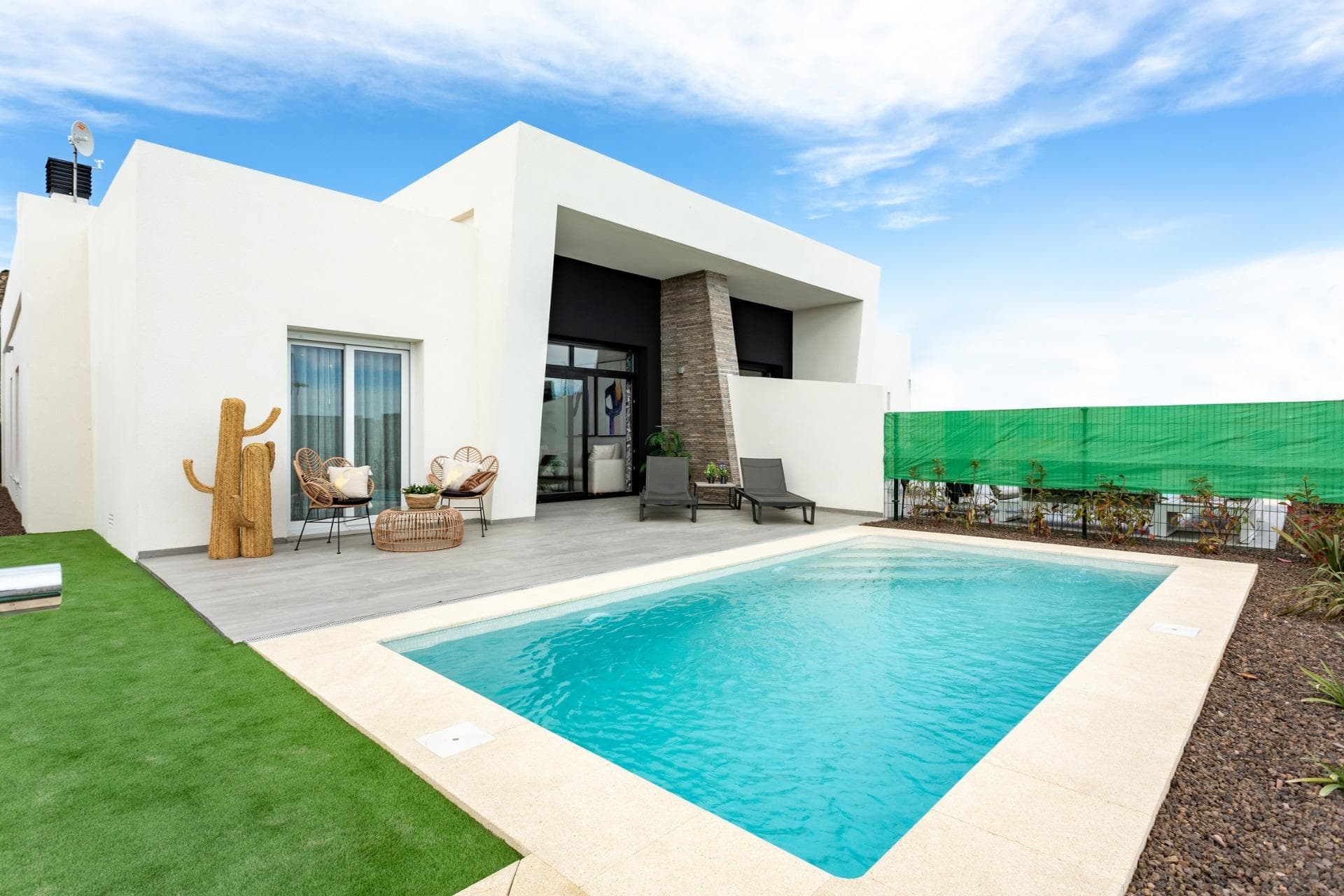 FANTASTICA VILLA MEDITERRANEA EN CAMPO DE GOLF CERCA DEL MAR

 Villa pareada con piscina privada.

 Además el residencial del que forma parte cuenta con una zona comunitaria equipada con:
 Piscina comunitaria.
 Zona de hamacas.
 Zonas verdes.

 Situado en el campo de golf La Finca, en un entorno natural y tranquilo, alejado de ruidos y a 20 min en coche de la playa.