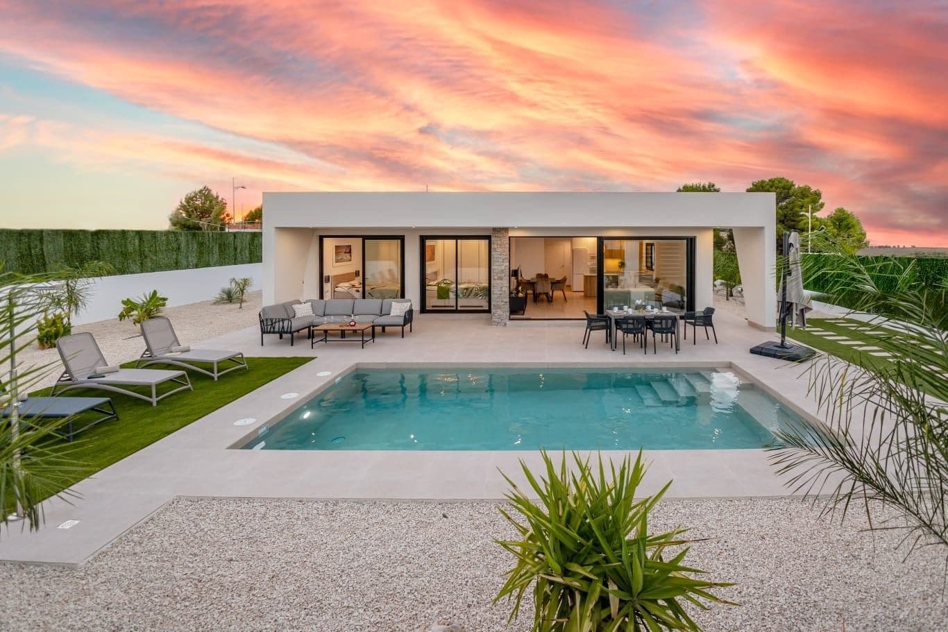 MODERNE VILLAS I CALASPARRA MED PRIVAT basseng!

 Ny eiendomsutvikling bestående av 215 uavhengige villaer i Calasparra.

 170 villaer skal bygges på tomter på 545 m² og 45 villaer på tomter på 1250 m².

 2 og 3 roms boliger med privat basseng på 24,5 m2 inkludert, moderne finish og maksimale kvaliteter:

 Matt sorte aluminiumsvinduer, motoriserte persienner, pansrede inngangsdører til huset, hvitlakkerte innvendige dører, aerotermisk system for produksjon av varmt vann, kvarts (silestone) benkeplate på kjøkkenet, elektriske apparater inkludert, forhåndsinstallasjon av luftkondisjonering med kanaler.