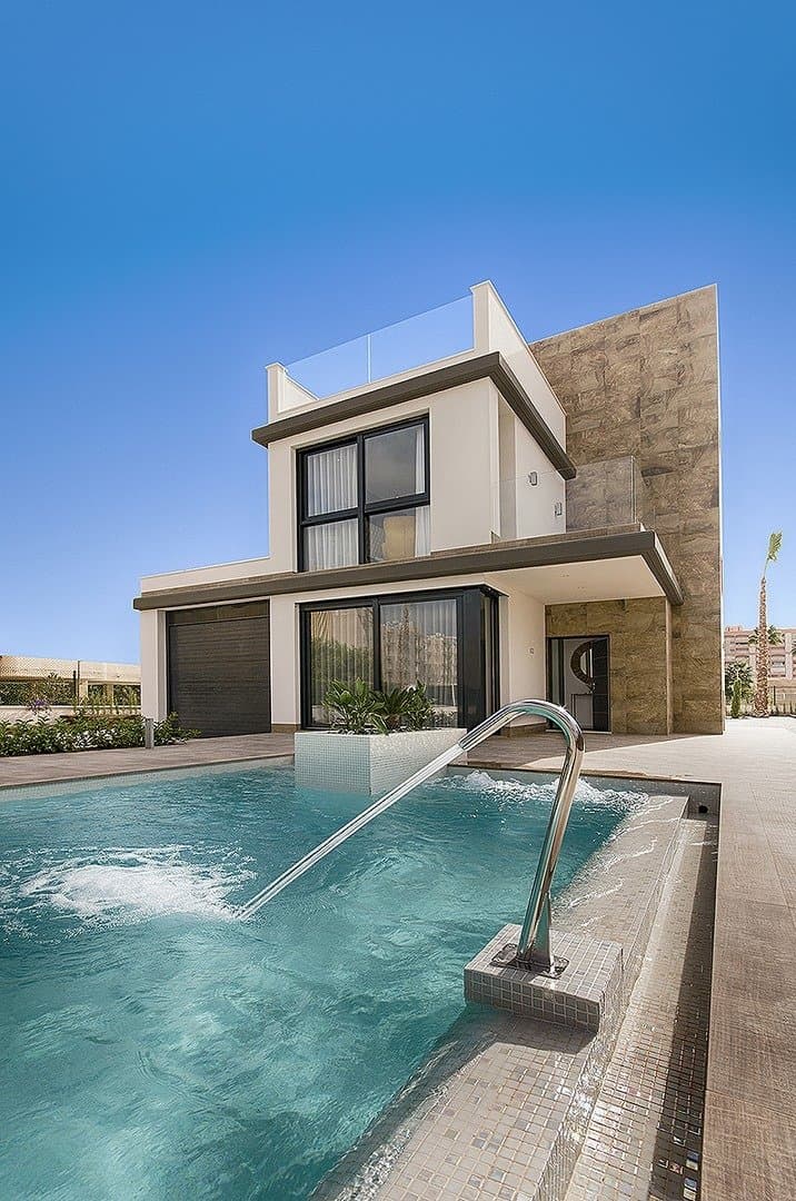 NEW BUILD VILLA IN PLAYA HONDA

 Villa with basement, garage, private pool and solarium, fully finished and ready to move into.

 Located on a plot of more than 400 m2 and 1 km from the Mar Menor beach in Playa Honda, with all services around.

 Close to the famous La Manga golf course and the Calblanque natural park.