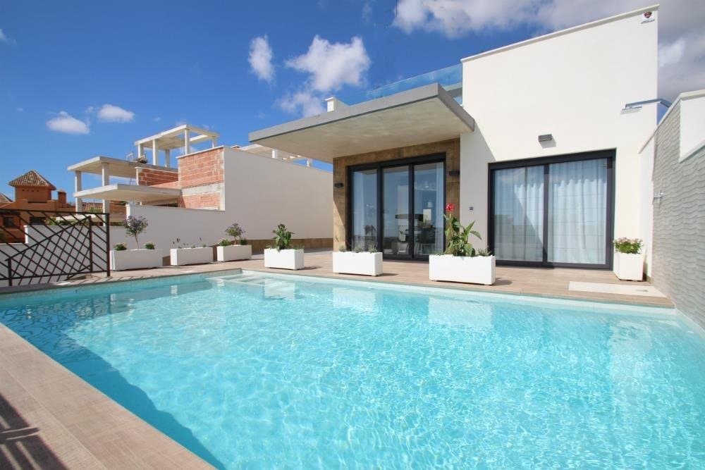 NEW BUILT VILLA IN PLAYA HONDA

 Villa with basement, garage, private pool and solarium, fully finished and ready to move into.

 Located on a plot of more than 400 m2 and 1 km from the Mar Menor beach in Playa Honda, with all services around.

 Close to the famous La Manga golf course and the Calblanque natural park.