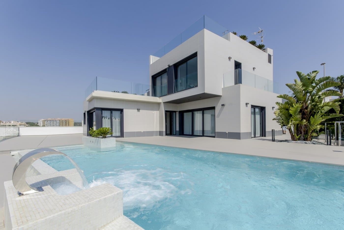 VILLAS DE OBRA NUEVA A 250 m DE LA PLAYA EN CAMPOAMOR

 En Dehesa de Campoamor se encuentran estas villas de obra nueva para los clientes más exigentes. Un complejo de villas independientes situado en una de las mejores zonas de Campoamor, a tan solo cuatro minutos de las playas de Orihuela y alrededor de todos los servicios imprescindibles como zonas de restauración, supermercados, farmacias, etc., podemos encontrar este paraíso.

 En este lugar se pueden elegir Villas independientes, adaptadas exclusivamente a las necesidades de los clientes, pudiendo incluir de 2 a 5 dormitorios, parking y jardín privado y piscina de diferentes tamaños.