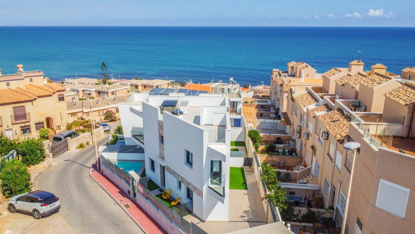 VILLA PÅ STRANDEN AV LA MATA BEACH - TORREVIEJA!

 Eksklusiv villa mellom "La Mata" og "Cabo Cervera", avstanden til havet på 140 meter fra villaen og 250 meter fra badestranden "Cabo Cervera" og 350 fra strendene i "La Mata" . Flere av de beste restaurantene i området ligger innenfor en radius på 200 meter og flere serviceområder innen 350 meter.

 Huset består av første etasje, første etasje, kjeller og solarium. Med privat saltvannsbasseng med jet for livmorhalser, privat tomt, terrasser, overflateparkering og solarium med boblebad og bardisk.

 Moderne stil villa, veldig lys, med uhindret utsikt over sjøen, har store mellomrom: Stue-Spisestue-Kjøkken, 3 soverom (2 av dem med bad-suite), 4 bad og åpen plass i en ferdig ferdig halvkjeller , hvis bruk kan velges av kjøperen, (for eksempel for å fullføre et hus med 5 soverom, 4 bad, 2 stuer, eller ha et GYM -område, vinkjeller, stort TV -rom ...)

 Inngangen av naturlig lys til halvkjelleren gjøres gjennom store vinduer til en uteplass med direkte lys som skiller husene.
 
 I tillegg leveres villaen med:
 • Hageområde på en tomt med kunstgress av topp kvalitet.
 • Fullt installert fasade- og tomtbelysning.
 • Parkeringsplass på tomten.
 • Upolerte uregelmessige Paladian-Travertine natursteindetaljer på fasadene.
 • Trapper som går opp til solariet av spiraltype med et stort kvadratfotavtrykk.
 • Gulvvarme i første etasje og bad i første etasje.
 • Forinstallasjon av klimaanlegg gjennom kanaler på bakken og i første etasje.
 • Forinstallasjon av klimaanlegg ved splitt i kjelleren.
 • PVC -vinduer med vandalbestandig glass, UVA -filter, akustisk beskyttelse og motoriserte persienner.

 Drømmen din ved kysten av Middelhavet venter på deg!