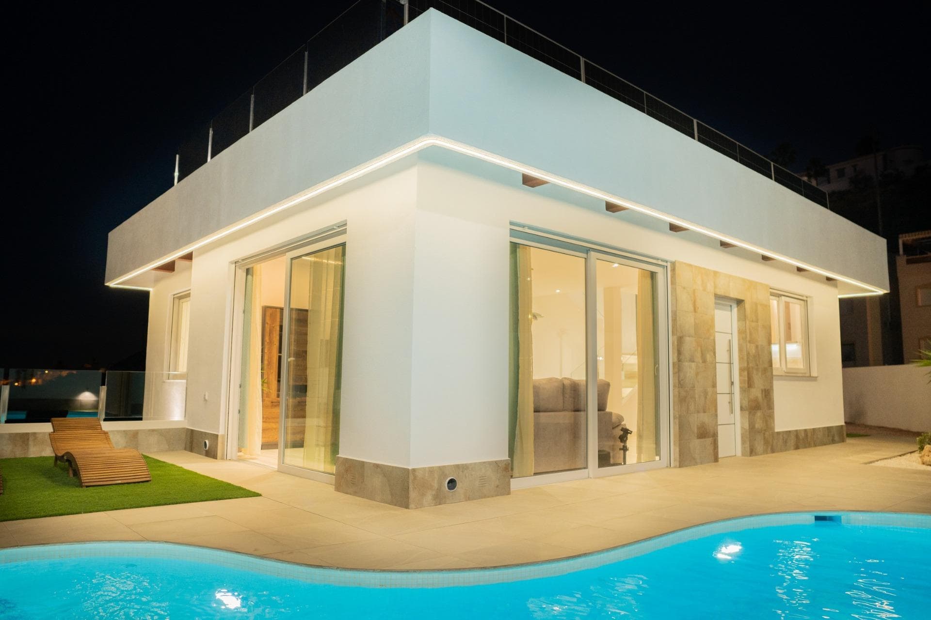 PRECIOSA VILLA CON VISTAS AL CAMPO DE GOLF “LA MARQUESA”!

 Esa preciosa villa, situada a 50 metros del campo de Golf La Marquesa, aparte de tener unas vistas despejadas y bonitas y ofrecer la tranquilidad de estar en un entorno tranquilo, está a escasos metros del centro comercial con tiendas, supermercado, bares y restaurantes internacionales. A tan solo 5 minutos del pueblo de Rojales con todos los servicios y a 15 minutos de las espectaculares playas, con bandera azul, de Guardamar del Segura. El aeropuerto Alicante-Elche está a 35 minutos.

La piscina de 3x6 m y terrazas en la parte de jardín y piscina te permitirán disfrutar del sol y del clima de Costa Blanca durante todo el año. Además, la villa dispone de solárium y una amplia zona de parking. 

 Vive en una villa moderna, disfrutando del golf, playa, clima y estilo de vida mediterráneo!