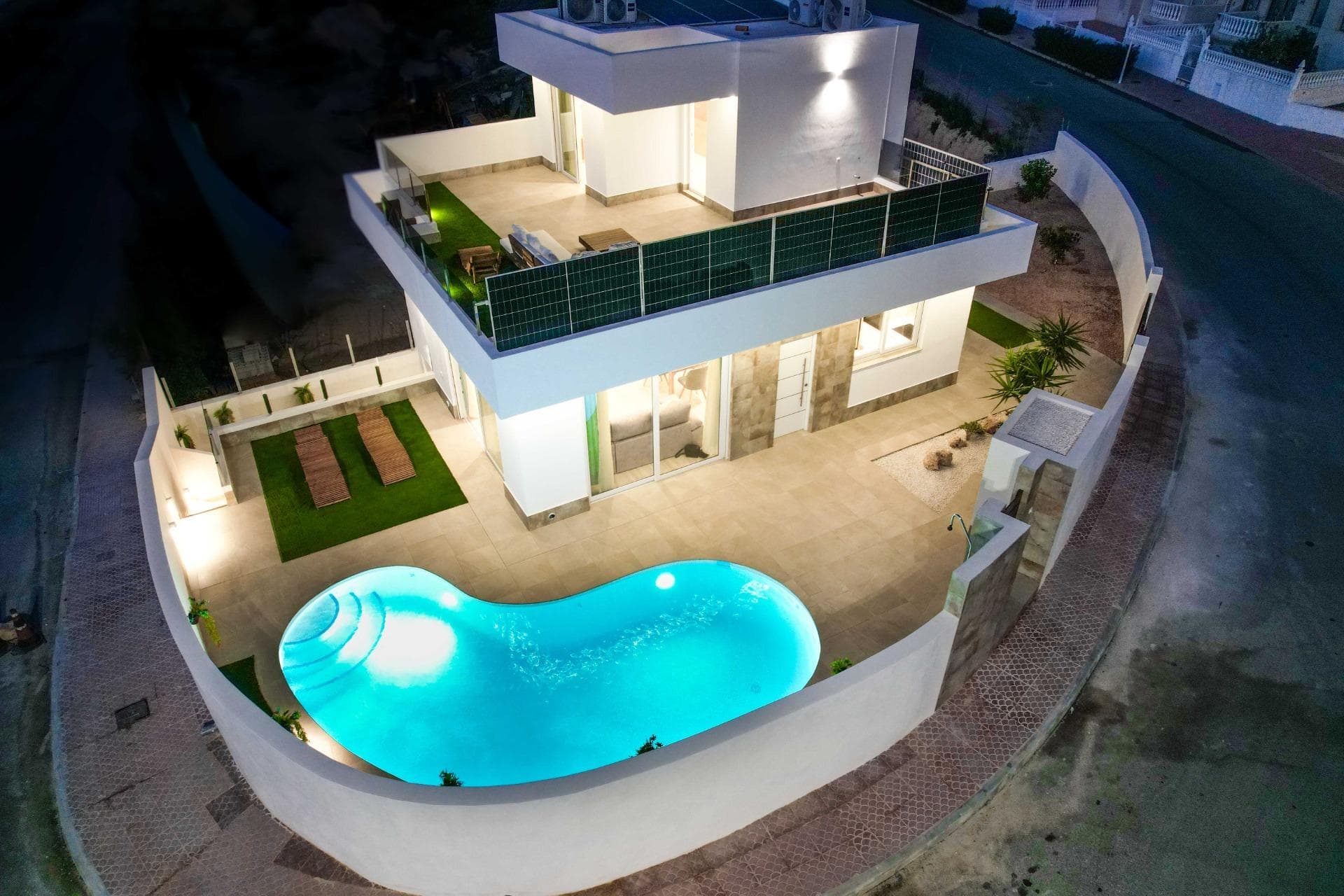 VAKKER STOR VILLA MED VISNINGER TIL GOLVKURSET "LA MARQUESA"!

 Denne vakre villaen, som ligger 50 meter fra La Marquesa golfbane, bortsett fra å ha klar og vakker utsikt og tilbyr roen i et rolig miljø, ligger noen få meter fra det kommersielle senteret med butikker, supermarkeder, barer og internasjonale restauranter. Bare 5 minutter fra byen Rojales med alle tjenester og 15 minutter fra de spektakulære blått flagg strendene i Guardamar del Segura. Alicante-Elche flyplass ligger 35 minutter unna.

 Villaen har 335 m2 tomteareal, 433 m2 bygd areal fordelt på 3 etasjer, hvorav den ene er en halvkjellergulv på 126 m2. Villaen har 3 soverom og 2 bad. Det 3x6 m store bassenget og de store terrassene i hagen og bassengområdet lar deg nyte solen og Costa Blanca -klimaet hele året. I tillegg har villaen et solarium og en stor parkeringsplass.

 Bor i en stor moderne villa, og nyt golf, strand, klima og livsstil i Middelhavet!