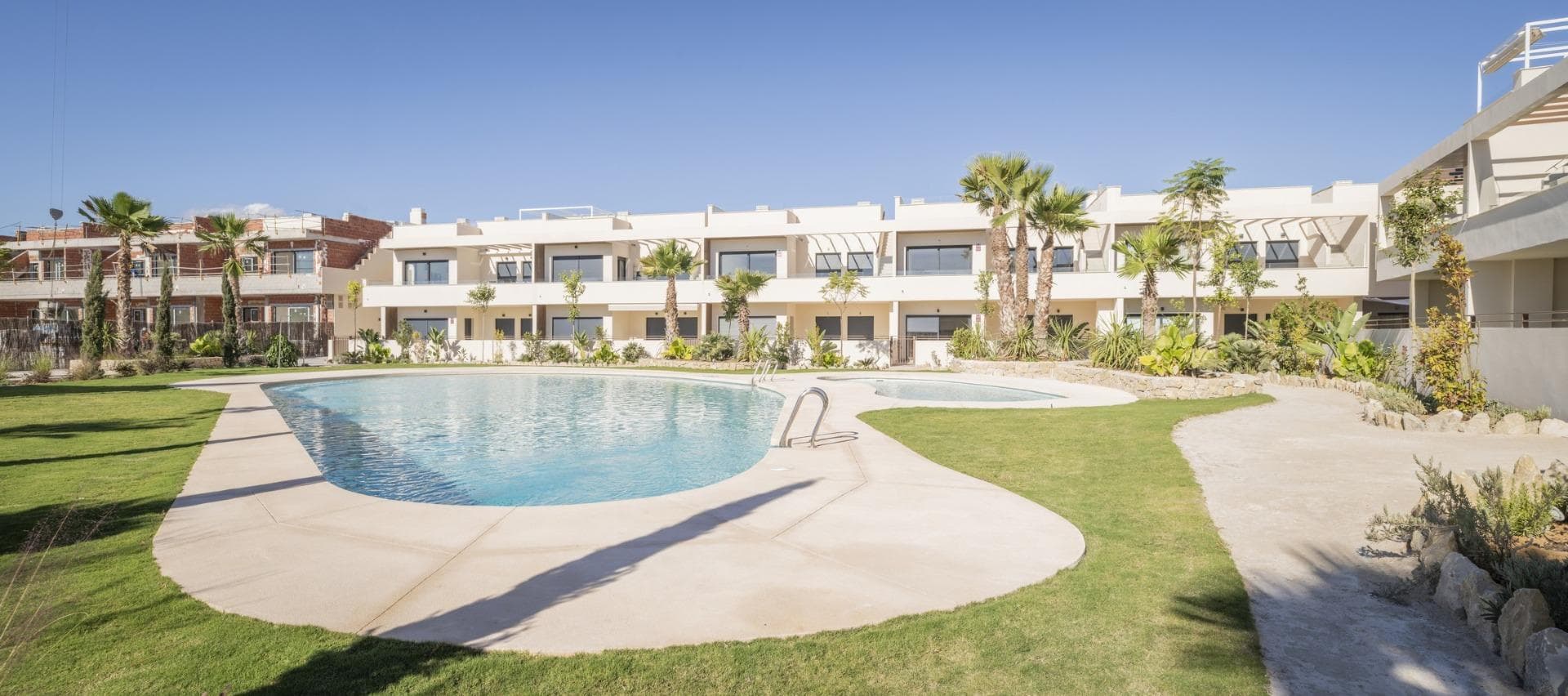 BUNGALOW DE DISEÑO JUNTO AL MAR

 Residencial en zona de nuevo desarrollo a tan solo 250m del mar. Excelente ubicación muy cerca del centro urbano de Torrevieja y rodeado de servicios , tiendas y restaurantes. También se encuentra próximo el Hospital General de Torrevieja, y el puerto deportivo. 

 Excelente residencial con un preciosa ajardinada , piscina y zona de fitness. Disfruta de este completo, moderno, y coqueto bungalow de diseño minimalista.