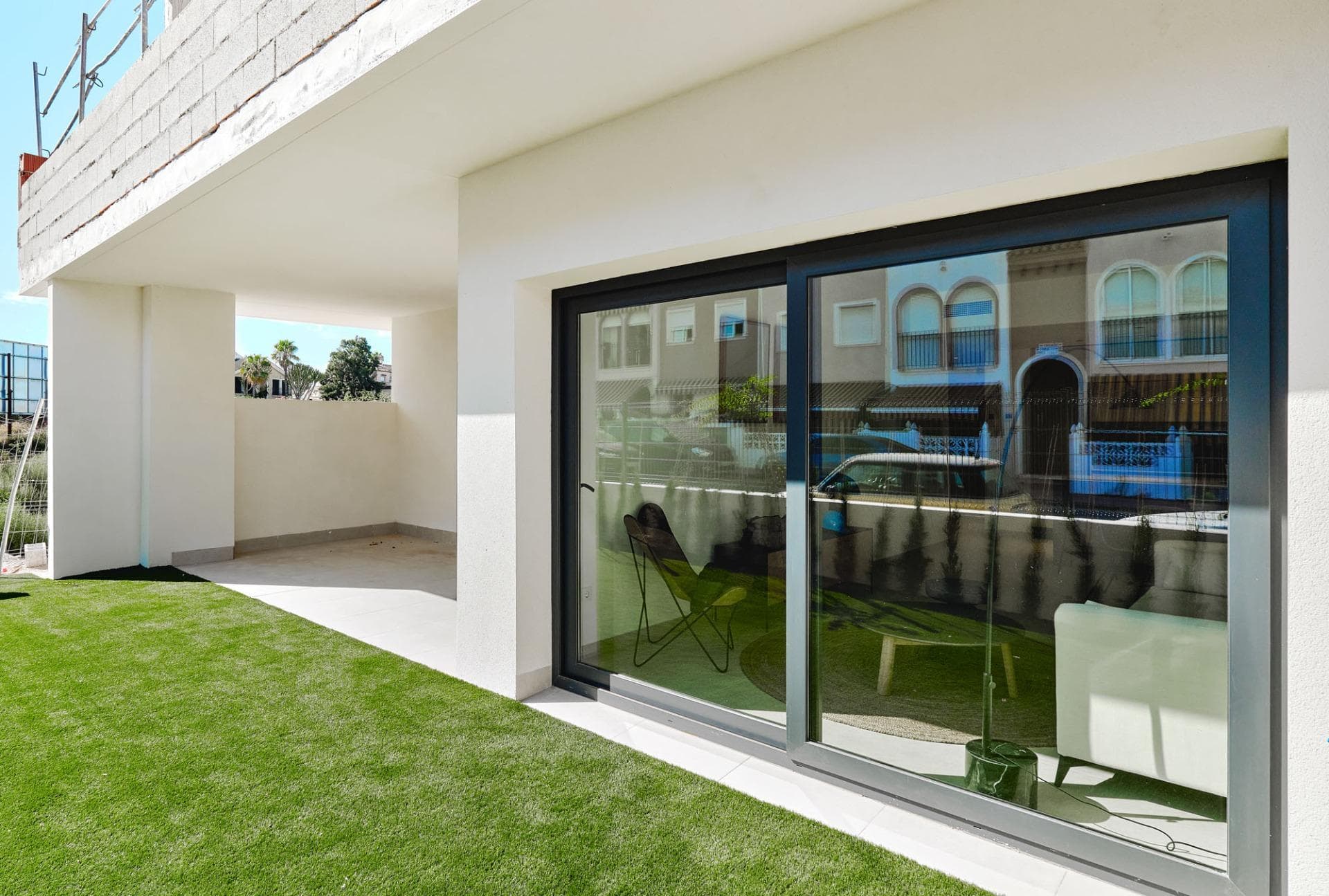 DESIGNBUNGALOW VED HAVET

 Bolig i et nyutviklet område kun 250 meter fra sjøen. Utmerket beliggenhet svært nær det urbane sentrum av Torrevieja og omgitt av tjenester, butikker og restauranter. Torrevieja General Hospital og marinaen ligger også i nærheten.

 Utmerket bolig med en vakker hage, svømmebasseng og treningsområde. Nyt denne komplette, moderne og sjarmerende bungalowen med minimalistisk design.