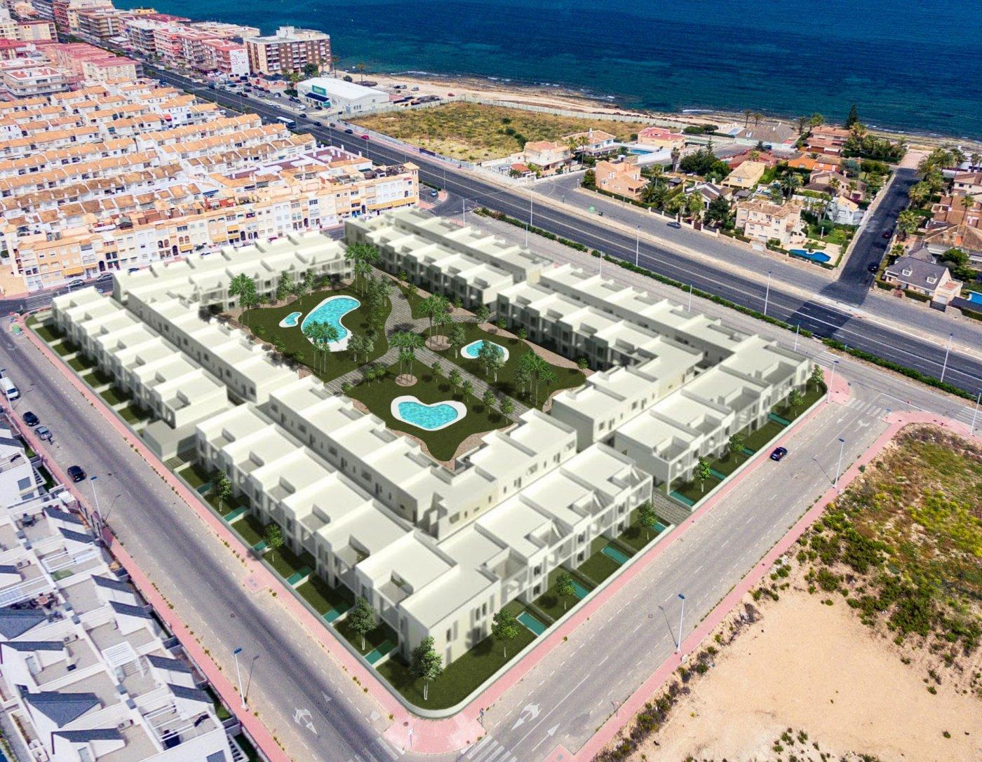 DESIGNBUNGALOW VED HAVET

 Bolig i et nyutviklet område kun 250 meter fra sjøen. Utmerket beliggenhet svært nær det urbane sentrum av Torrevieja og omgitt av tjenester, butikker og restauranter. Torrevieja General Hospital og marinaen ligger også i nærheten.

 Utmerket bolig med en vakker hage, svømmebasseng og treningsområde. Nyt denne komplette, moderne og sjarmerende bungalowen med minimalistisk design.