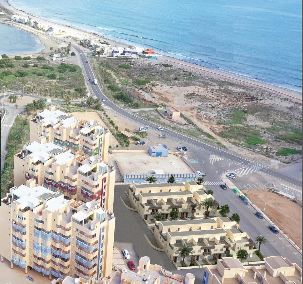 HERMOSAS CASAS ADOSADAS EN LA MANGA&#13;&#13; Este residencial se encuentra en el km 14 de La Manga en una parcela única, en primera línea del canal Estacio y a tan solo 50 metros del Mar Mediterráneo. Inmejorable por su situación, a tan solo 800 metros del puerto de Tomás Maestre, donde encontraremos una selecta zona de ocio con bares, cafeterías, restaurantes, tiendas, supermercados, farmacias, bancos, etc. Este proyecto cuenta con 28 magníficos dúplex de 2 y 3 dormitorios. &#13; En Residencial se han diseñado las viviendas, para aprovechar cada rincón de la casa, así&#13; como el cuidado en la elección de los materiales y su diseño&#13;&#13; La Manga del Mar Menor es una franja de tierra natural rodeada por dos mares, el Mar Menor y el Mar Mediterráneo. A esta rareza se le suman las múltiples opciones de ocio y tiempo libre, restaurantes, supermercados, centros médicos, farmacias, polideportivos náuticos, campos de golf.&#13; La Manga se encuentra en la costa norte de la Costa Cálida y es un destino de vacaciones popular para los turistas. La estrecha franja de tierra que separa la laguna cálida y el mar más frío tiene un microclima único. Es una de las zonas más exóticas de España.&#13; El aeropuerto de Corvera está a aproximadamente 1 hora en coche y el aeropuerto de Alicante a unas 2 horas.&#13;