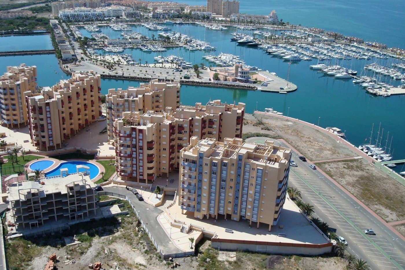 HERMOSOS APARTAMENTOS CON VISTAS AL MAR EN LA MANGA&#13;&#13; Esta urbanización está ubicada en la zona de mayor expansión de La Manga.&#13; En esta nueva urbanización las viviendas han sido diseñadas para aprovechar cada rincón de la casa, así como el cuidado en la elección de los materiales y su diseño.&#13; Apartamentos con puerta de entrada blindada y puertas lacadas en blanco con herrajes de acero inoxidable.&#13; Persianas blancas, monobloque y doble acristalamiento con cámara de aire.&#13; En el dormitorio principal armario empotrado con puertas correderas, con balda separadora en el entrepiso, barra y cómoda de tres cajones.&#13; Cocina con mueble alto y bajo, en color blanco, tirador tipo gola, fregadero 1 seno con escurridor, vitrocerámica, horno eléctrico y campana extractora.&#13; Preinstalación de aire acondicionado (frío y calor) mediante conductos con provisión de zonificación de estancias.&#13;&#13; La Manga del Mar Menor es una franja de tierra natural rodeada por dos mares, el Mar Menor y el Mar Mediterráneo. A esta rareza se le suman las múltiples opciones de ocio y tiempo libre, restaurantes, supermercados, centros médicos, farmacias, polideportivos náuticos, campos de golf.&#13; La Manga se encuentra en la costa norte de la Costa Cálida y es un destino de vacaciones popular para los turistas. La estrecha franja de tierra que separa la laguna cálida y el mar más frío tiene un microclima único. Es una de las zonas más exóticas de España.&#13; El aeropuerto de Corvera está a aproximadamente 1 hora en coche y el aeropuerto de Alicante a unas 2 horas.&#13;