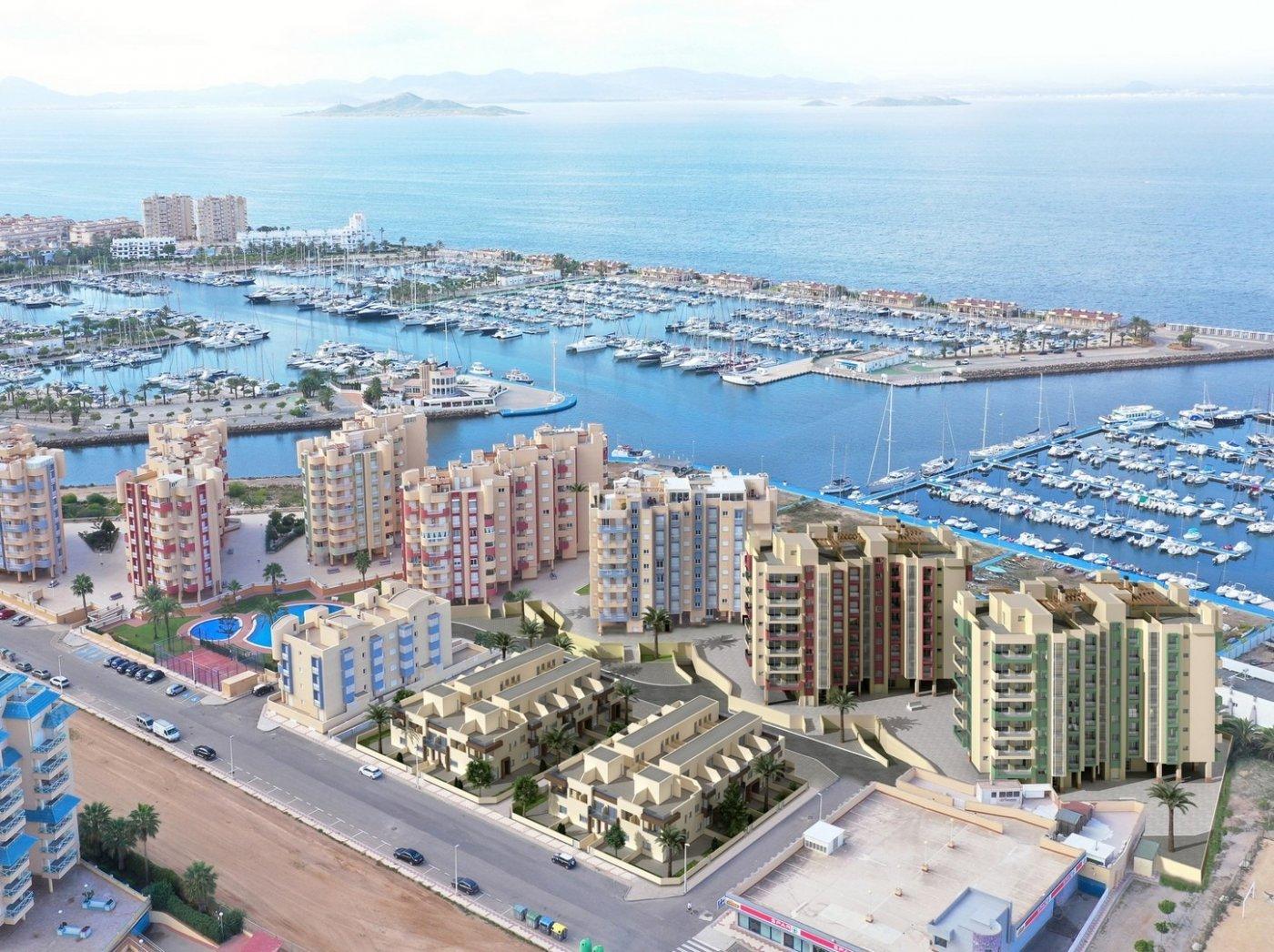 VAKRE LEILIGHETER MED HAVUTSIKNING I LA MANGA

 Denne urbanisasjonen ligger i området med den største projeksjonen av La Manga, ved siden av Los Miradores del Puerto og utvidelsen av Tomás Maestre marina. I tillegg har det samme området alle nødvendige tjenester, som kafeer, supermarkeder, restauranter, strandbar, apotek, etc.
 Leilighetsblokker med leiligheter med 1 eller 2 soverom med stue, kjøkken og terrasse med havutsikt.
 Høykvalitets høy- og lavenhetskjøkken, nasjonal benkeplate i granitt, enkel oppvaskkum og avløp i rustfritt stål, keramisk komfyr, elektrisk ovn, avtrekksvifte og elektrisk varmeovn.
 Pansret inngangsdør i hvit innerdører i beiset furu av høy kvalitet og lukkede innebygde garderober med dører som matcher innerdørene, med tre skuffer og egen mesaninhylle med bar.
 Forhåndsinstallasjon av klimaanlegg. Gulvvarme med temperaturtermostat i hvert rom i huset.
 Inngangsportaler spesielt dekorert. Heiser med spesialnøkler for blinde og funksjonshemmede.
 Utmerket svømmebasseng med solarium. Fellesarealer asfaltert, anlagt og med benker. Helt lukket basseng med balustrade. Sportens sone.

 La Manga del Mar Menor er en naturlig stripe med land omgitt av to hav, Mar Menor og Middelhavet. Til denne sjeldenheten kan du legge til flere fritids- og fritidsalternativer, restauranter, supermarkeder, medisinske sentre, apotek, nautiske sportssentre, golfbaner.
 La Manga ligger på nordkysten av Costa Calida og er et populært feriemål for turister. Den smale landstripen som skiller den varme lagunen og det kaldere havet har et unikt mikroklima. Det er et av de mest eksotiske områdene i Spania.
 Corvera flyplass ligger ca. 1 times kjøring unna og Alicante flyplass ca. 2 timer unna.