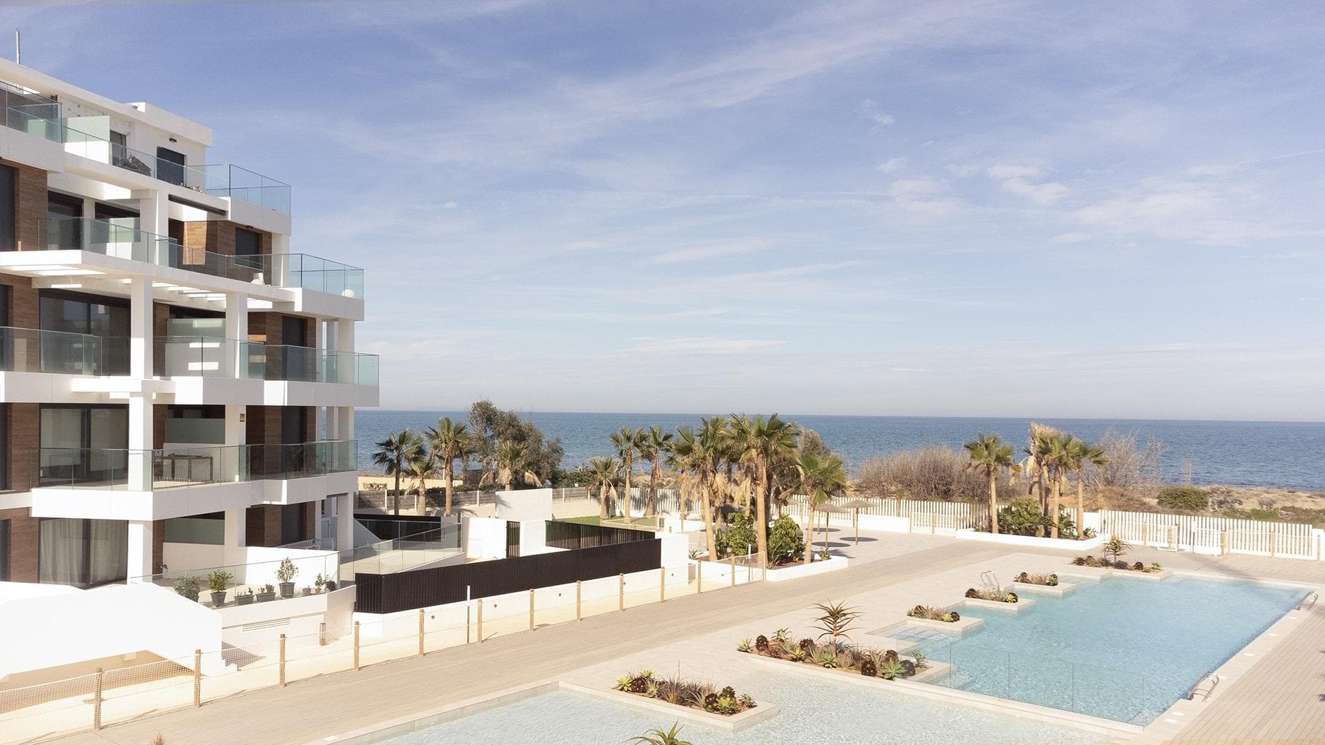 VIVIENDA MEDITERRANEA A ESCASOS METROS DEL MAR

 Exclusivo complejo de construcción mediterránea a escasos metros del mar. En primera línea de playa, frente a la playa de L´Estanyo (a 7 km. del casco urbano).

 Apartamentos y áticos de dos y tres dormitorios , todos con vistas al mar. Magnificas zonas comunes con una gran zona ajardinada y dos piscinas, una para niños.

 En una ubicación inmejorable, en la zona conocida como L´Estanyo que da nombre a su playa, de aguas tranquilas, una extensa área de arena dorada y rodeada de todas instalaciones y servicios, así como de locales de ocio y restauración.