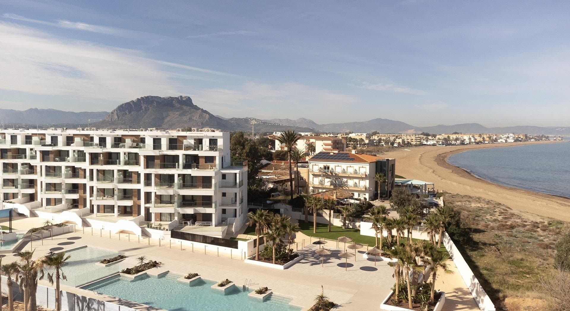 MEDITERRANEAN HOUSING A FEW METERS FROM THE SEA

 Exclusive complex of Mediterranean construction a few meters from the sea. On the beachfront, in front of L´Estanyo beach (7 km from the town center).

 Apartments and penthouses with two and three bedrooms, all with sea views. Magnificent common areas with a large garden area and two swimming pools, one for children.

 In an unbeatable location, in the area known as L´Estanyo that gives its name to its beach, with calm waters, an extensive area of ​​golden sand surrounded by all facilities and services, as well as leisure and restaurant venues.