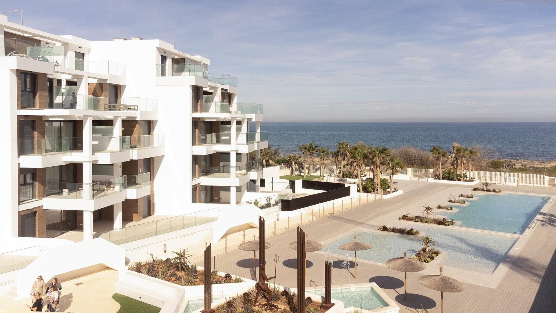 VIVIENDA MEDITERRANEA A ESCASOS METROS DEL MAR

 Exclusivo complejo de construcción mediterránea a escasos metros del mar. En primera línea de playa, frente a la playa de L´Estanyo (a 7 km. del casco urbano).

 Apartamentos y áticos de dos y tres dormitorios , todos con vistas al mar. Magnificas zonas comunes con una gran zona ajardinada y dos piscinas, una para niños.

 En una ubicación inmejorable, en la zona conocida como L´Estanyo que da nombre a su playa, de aguas tranquilas, una extensa área de arena dorada y rodeada de todas instalaciones y servicios, así como de locales de ocio y restauración.